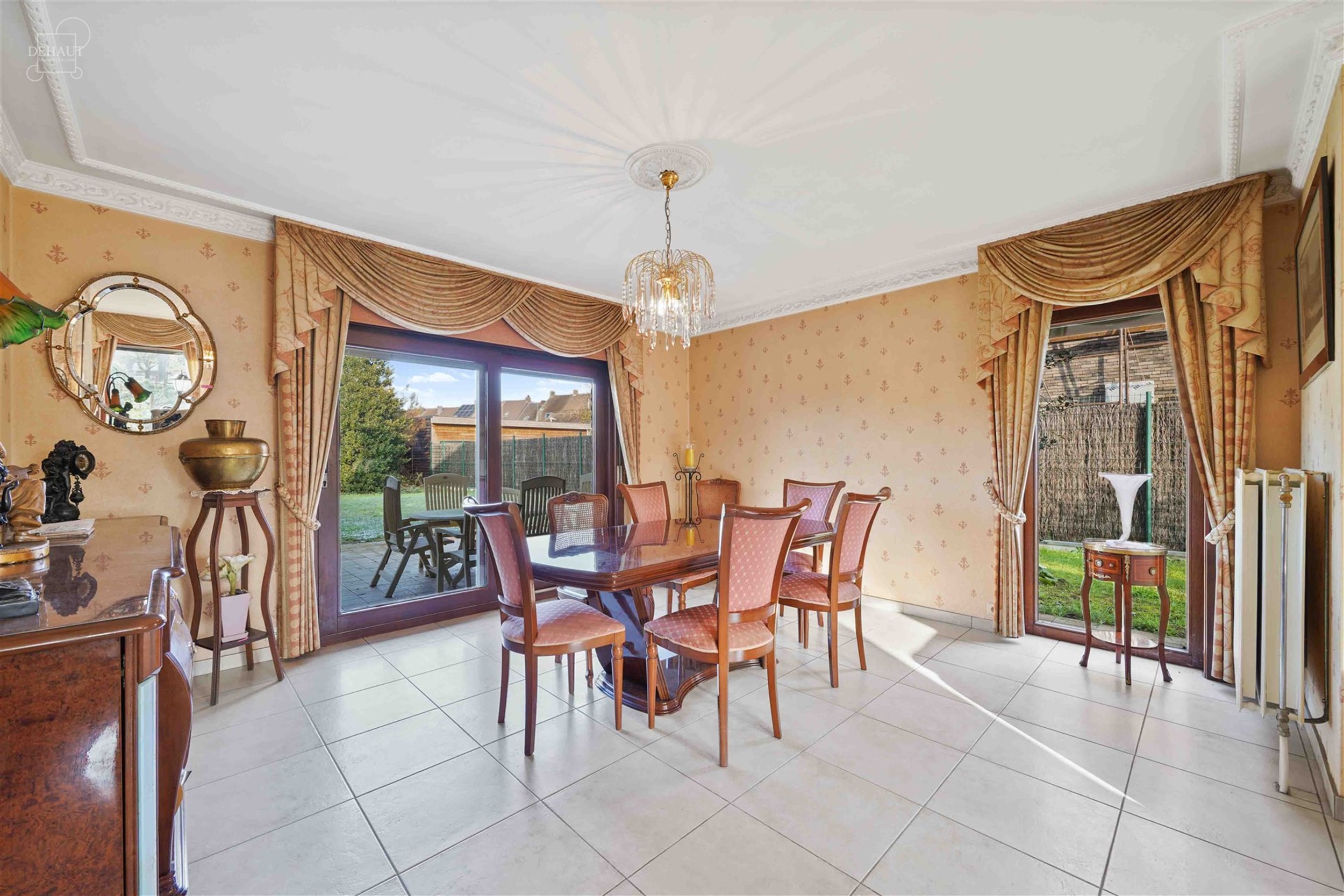 Charmante halfvrijstaande bungalow gebouwd in 1997 en gelegen op een steenworp afstand van het stadscentrum.
Begane grond: grote hal die leidt naar e...