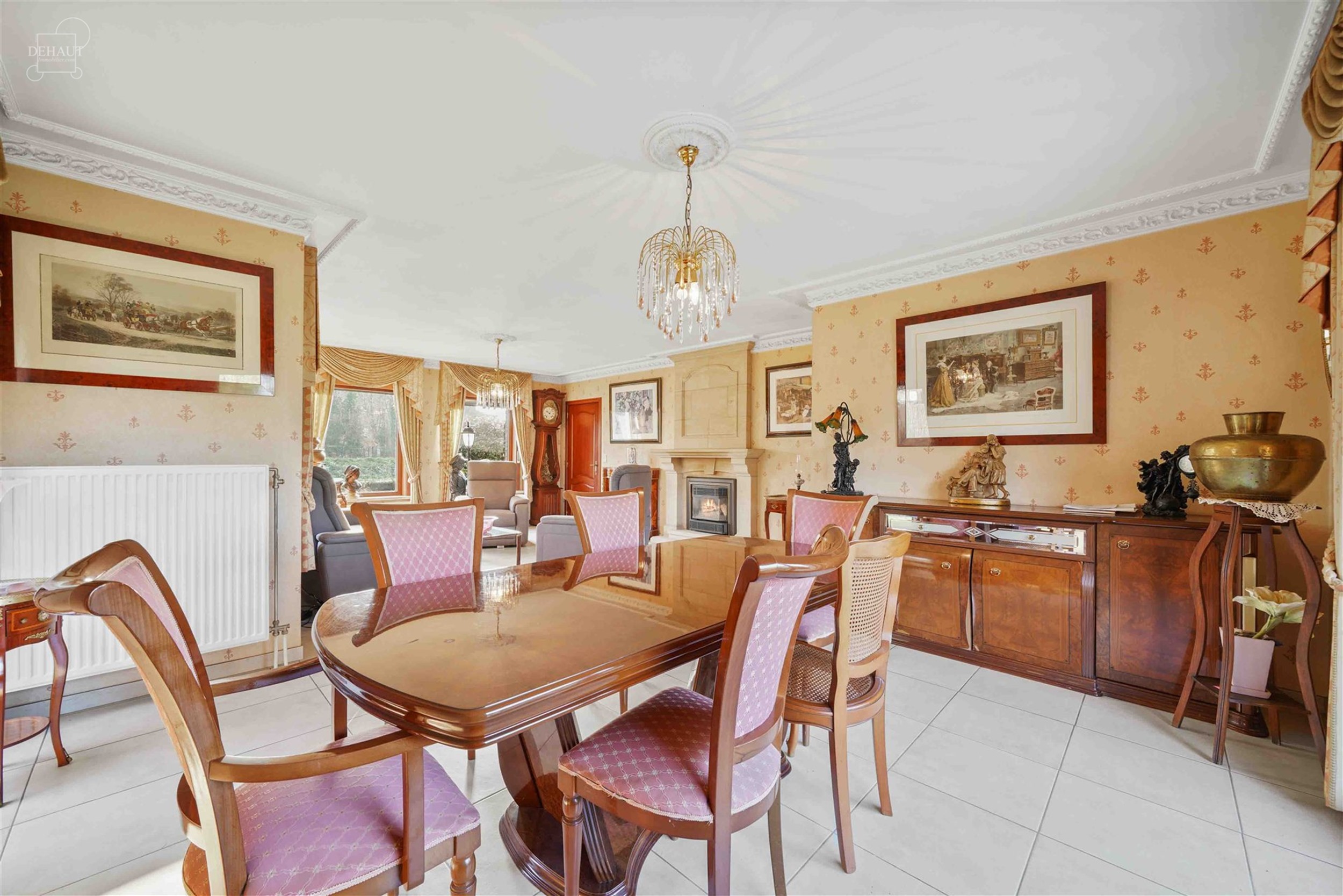 Charmante halfvrijstaande bungalow gebouwd in 1997 en gelegen op een steenworp afstand van het stadscentrum.
Begane grond: grote hal die leidt naar e...