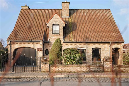 Charmante halfvrijstaande bungalow gebouwd in 1997 en gelegen op een steenworp afstand van het stadscentrum.
Begane grond: grote hal die leidt naar e...