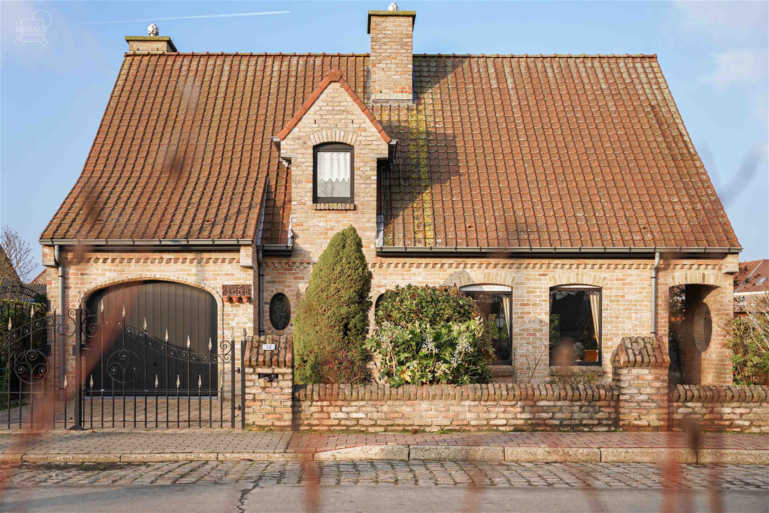 Charmante halfvrijstaande bungalow gebouwd in 1997 en gelegen op een steenworp afstand van het stadscentrum.
Begane grond: grote hal die leidt naar e...