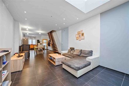 Jolie maison de ville située dans une rue calme avec garage par l'arrière.
Propose un hall d'entrée desservant un spacieux séjour, une cuisine é...