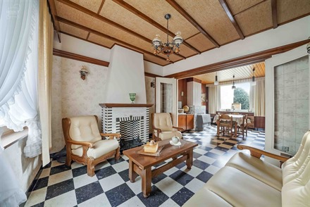 Jolie maison soignée, 3 chambres possibilité 4-5, avec garage située au coeur de la ville. Propose un hall d'entrée desservant un salon, une salle...