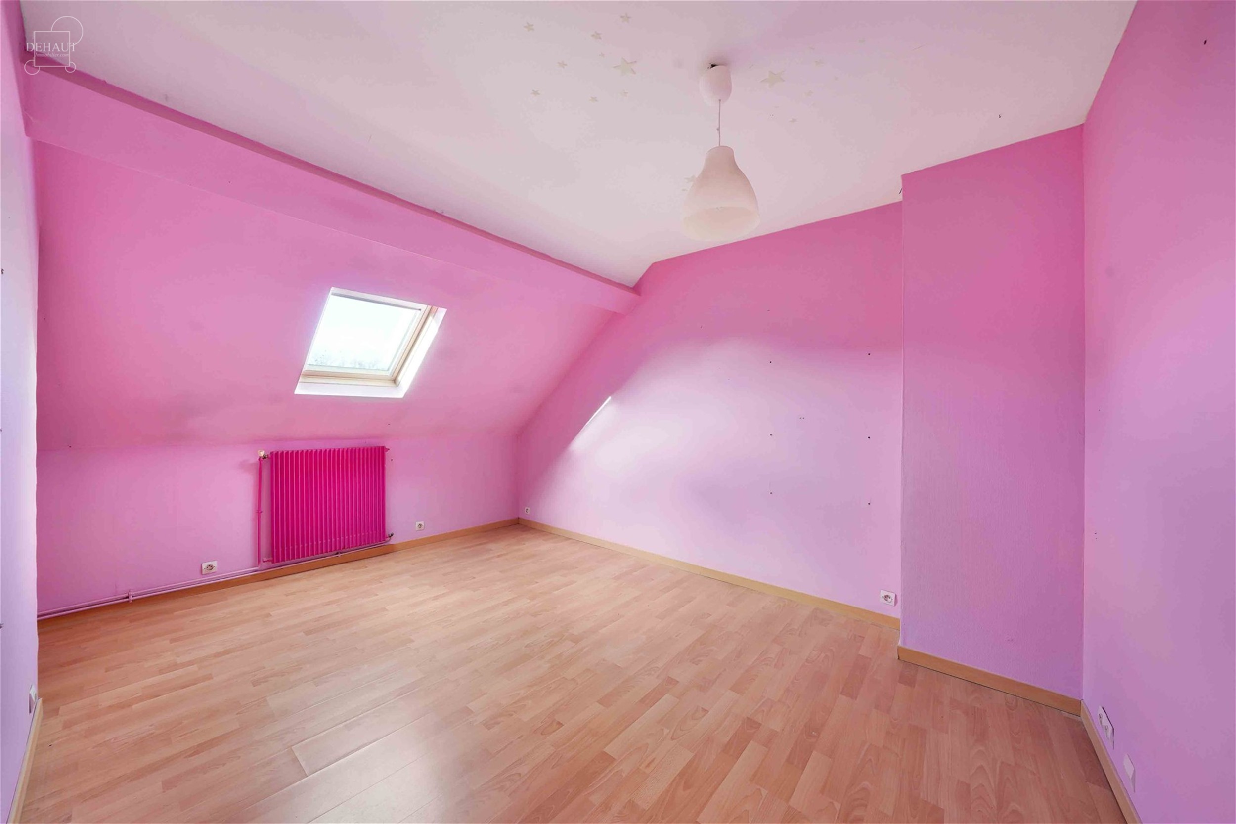 Jolie maison de ville 3 chambres très bien située. Composée d'un hall d'entrée desservant un salon/séjour d'env. 29.30m², une cuisine et un WC i...