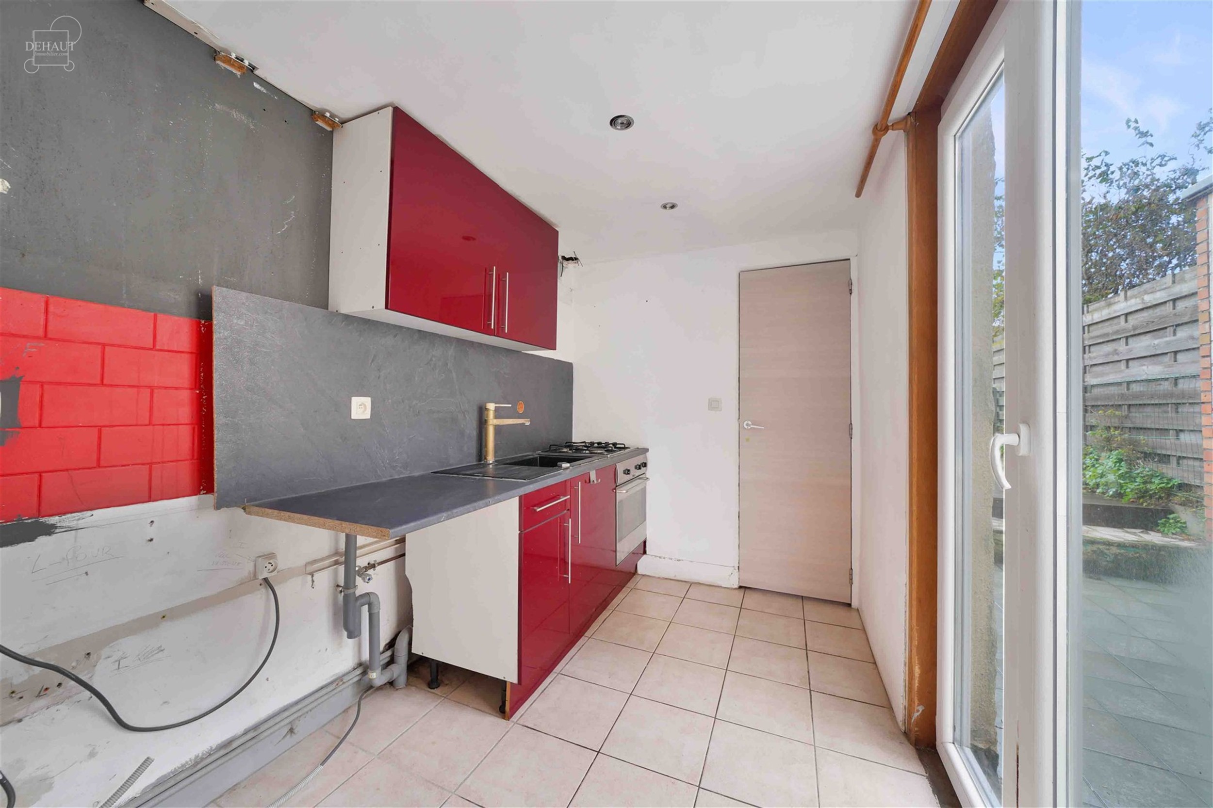 Jolie maison de ville 3 chambres très bien située. Composée d'un hall d'entrée desservant un salon/séjour d'env. 29.30m², une cuisine et un WC i...