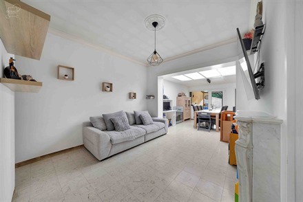 Huis met tuin gelegen in het centrum van WERVIK, dicht bij alle voorzieningen. Inkomhal, woonkamer, ingerichte keuken, badkamer, 2 slaapkamers, zolder...