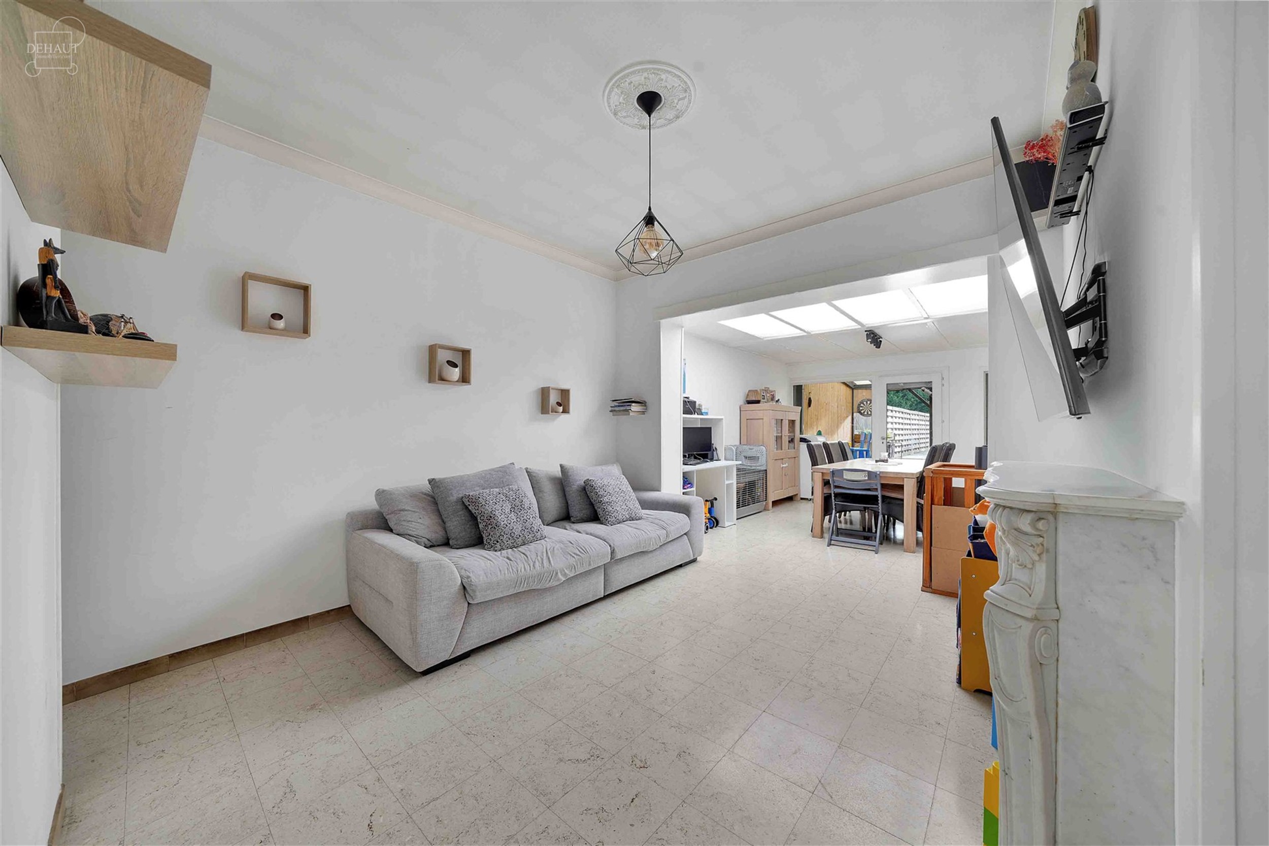 Maison avec jardin située dans le centre de WERVIK, à proximité de toutes commodités. Hall d'entrée, séjour, cuisine équipée, salle de bain, 2...