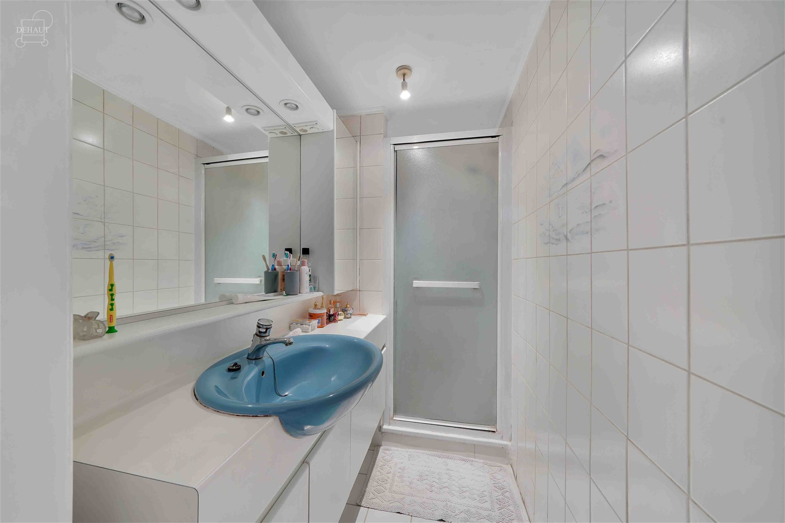 Maison avec jardin située dans le centre de WERVIK, à proximité de toutes commodités. Hall d'entrée, séjour, cuisine équipée, salle de bain, 2...