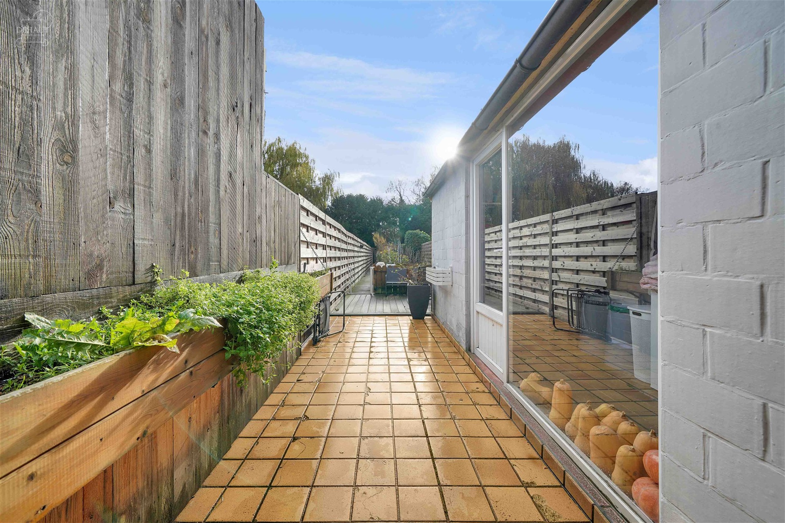 Maison avec jardin située dans le centre de WERVIK, à proximité de toutes commodités. Hall d'entrée, séjour, cuisine équipée, salle de bain, 2...