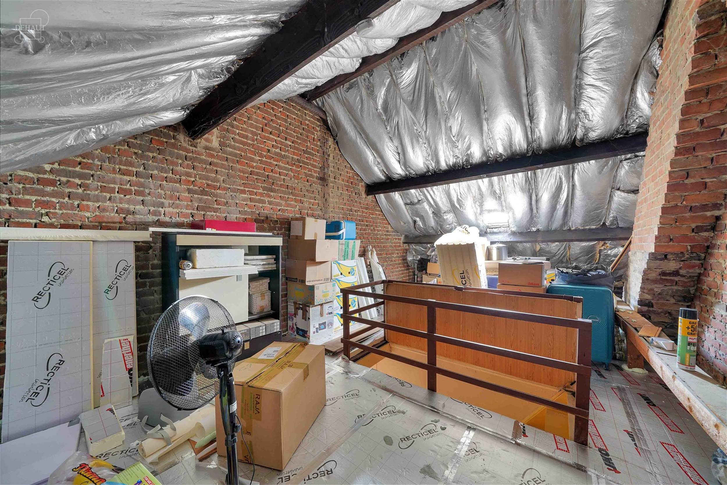 Maison avec jardin située dans le centre de WERVIK, à proximité de toutes commodités. Hall d'entrée, séjour, cuisine équipée, salle de bain, 2...