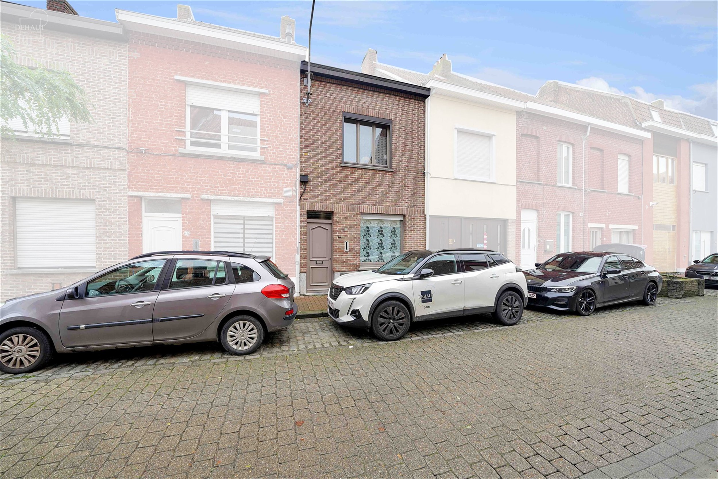 Maison avec jardin située dans le centre de WERVIK, à proximité de toutes commodités. Hall d'entrée, séjour, cuisine équipée, salle de bain, 2...