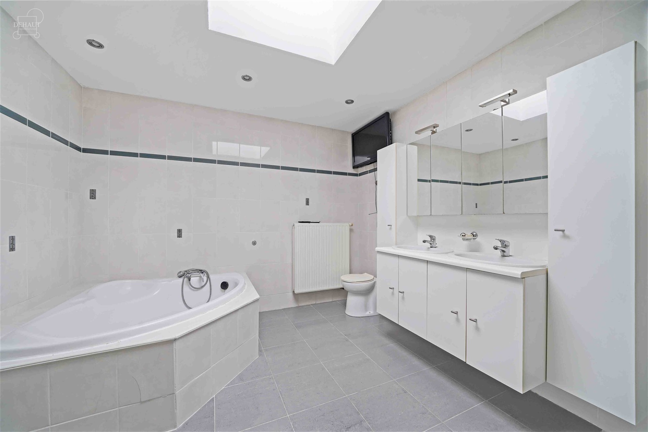 Superbe appartement d'env. 179 m² situé à PLOEGSTEERT offrant confort et modernité !! Cet appartement propose un vaste et lumineux séjour d'env. ...