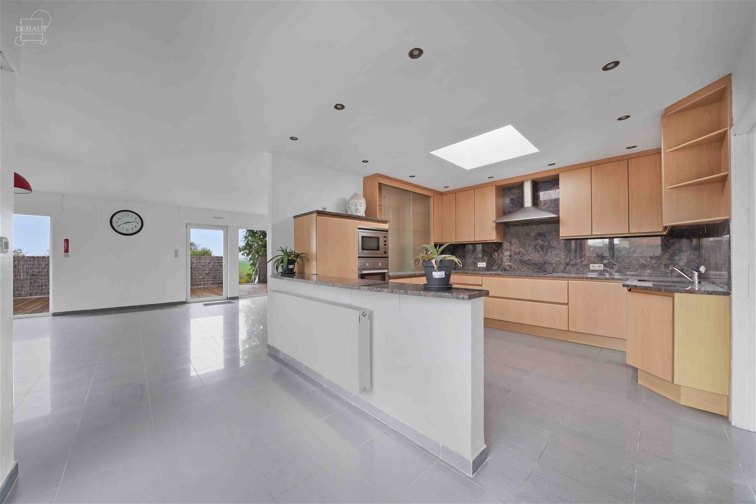 Superbe appartement d'env. 179 m² situé à PLOEGSTEERT offrant confort et modernité !! Cet appartement propose un vaste et lumineux séjour d'env. ...