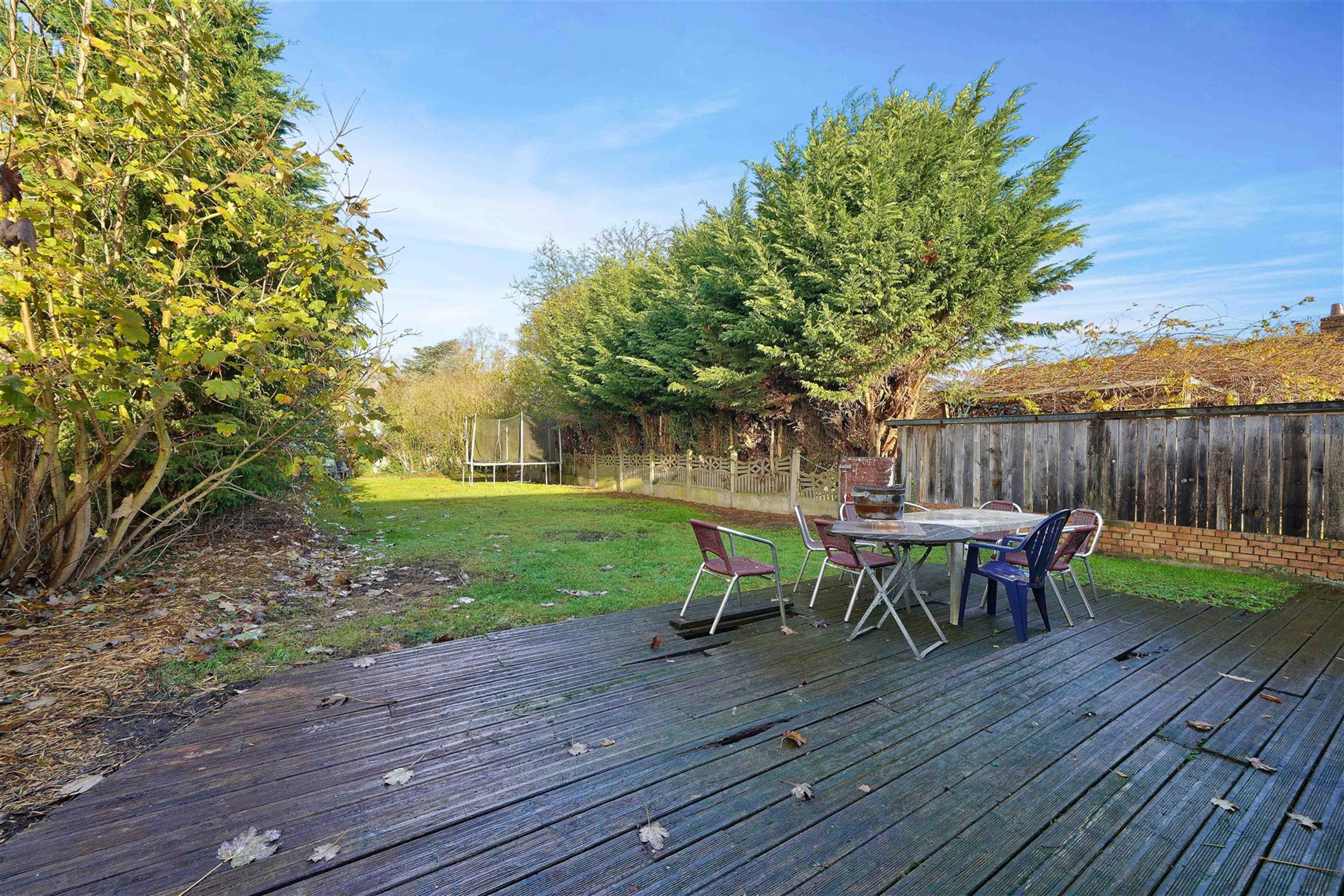 Spacieux semi plain-pied individuel composé d'un vaste espace de vie d'env. 50m² ouvert sur cuisine équipée, un salon, une salle de bain avec baig...