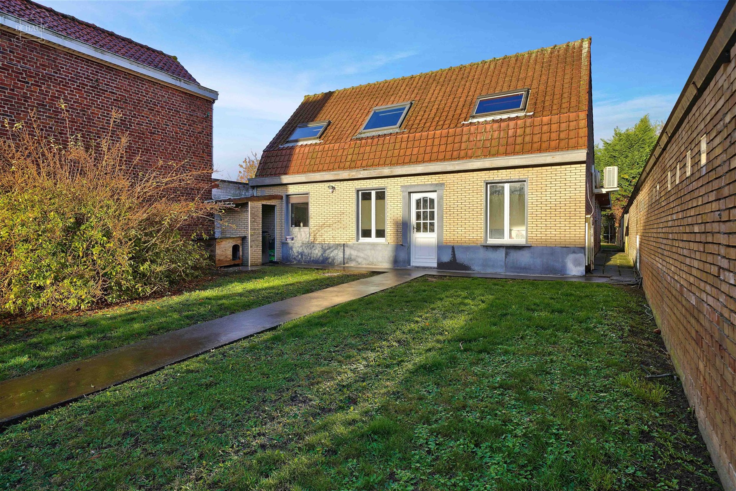 Spacieux semi plain-pied individuel composé d'un vaste espace de vie d'env. 50m² ouvert sur cuisine équipée, un salon, une salle de bain avec baig...