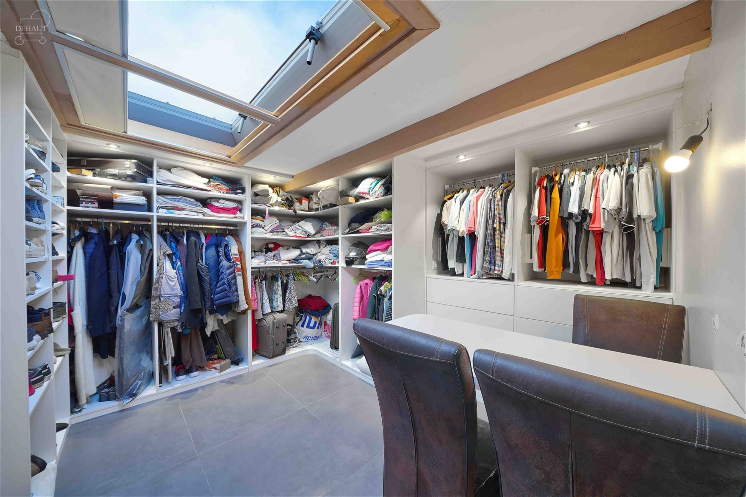 Spacieux semi plain-pied individuel composé d'un vaste espace de vie d'env. 50m² ouvert sur cuisine équipée, un salon, une salle de bain avec baig...