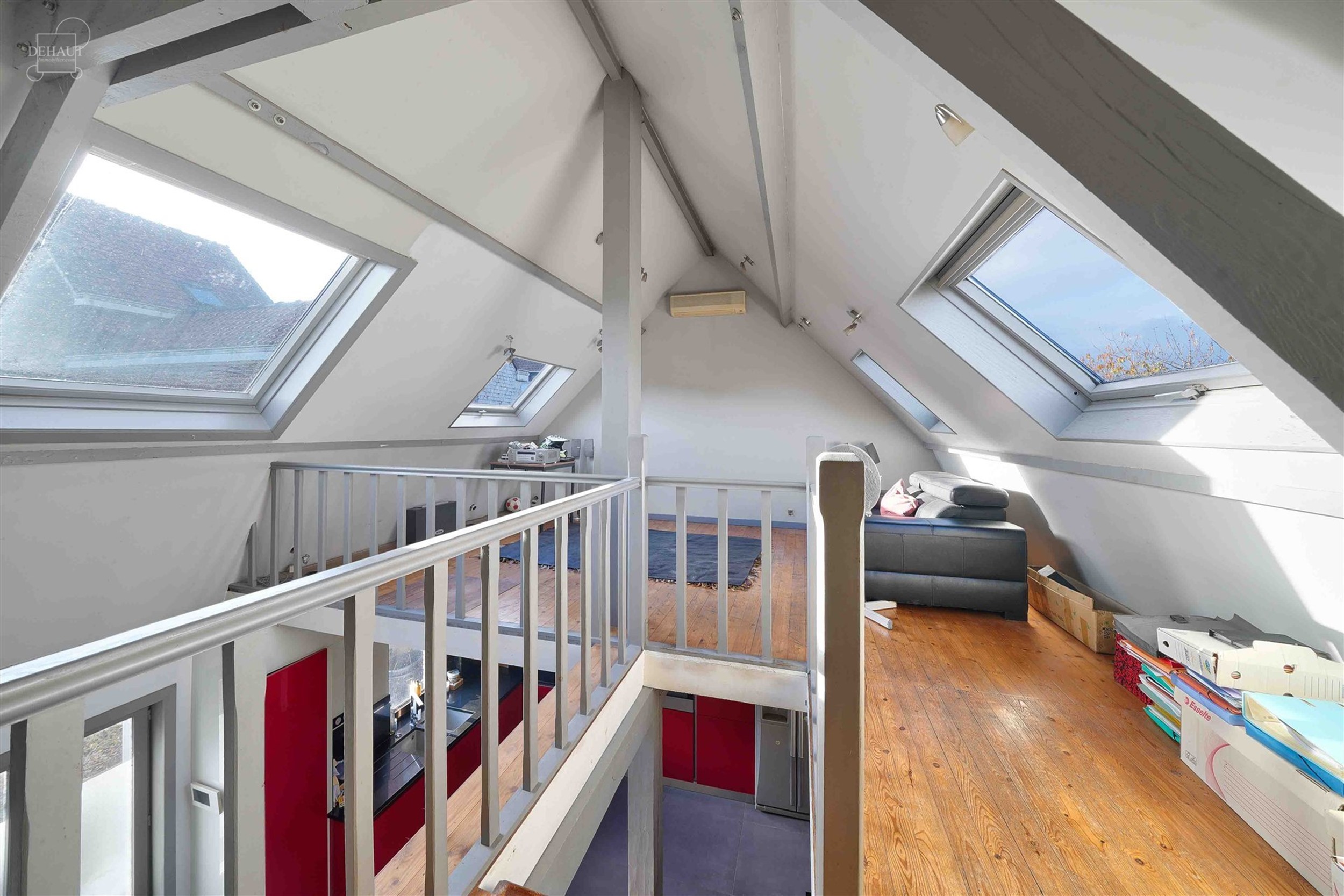 Spacieux semi plain-pied individuel composé d'un vaste espace de vie d'env. 50m² ouvert sur cuisine équipée, un salon, une salle de bain avec baig...