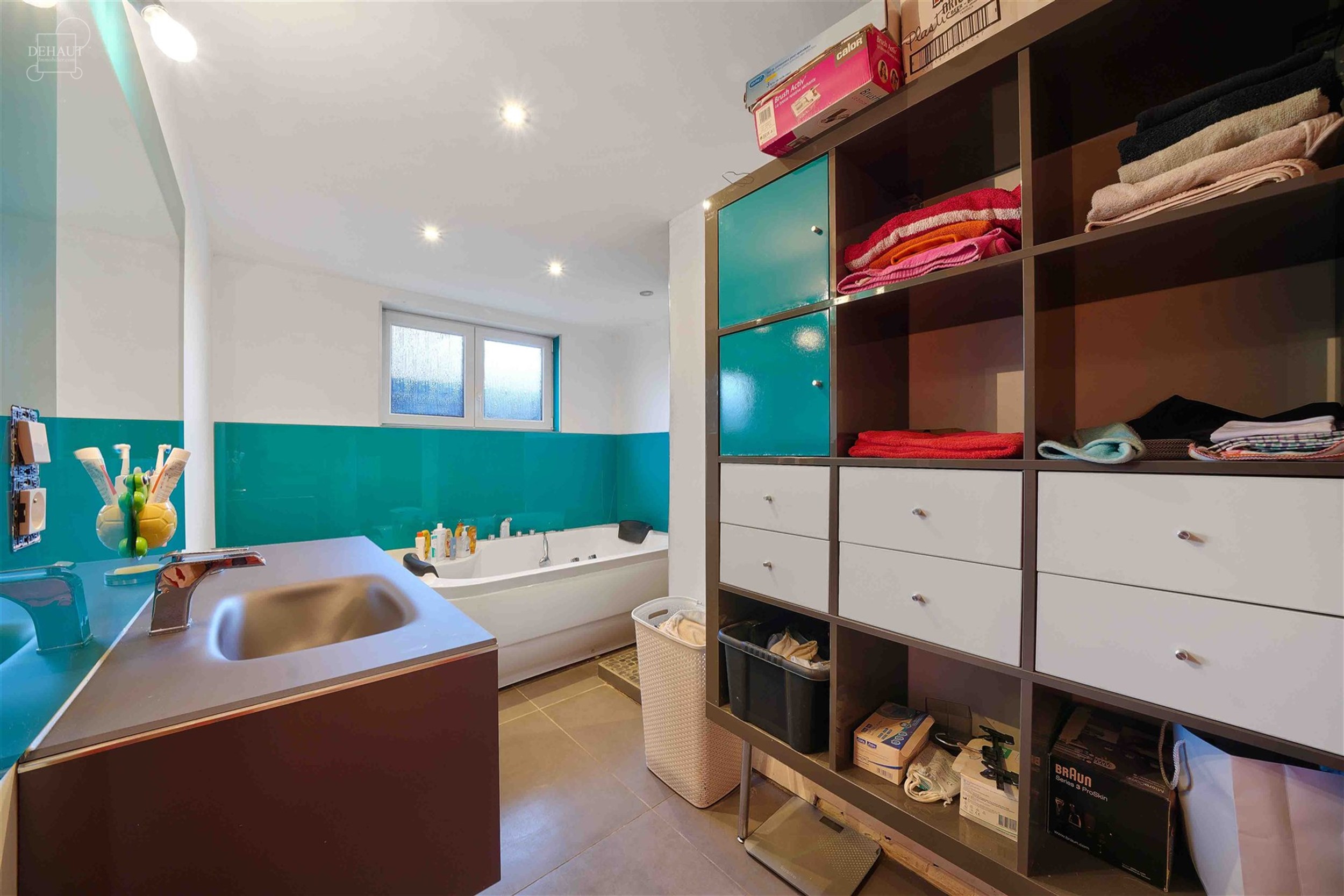 Spacieux semi plain-pied individuel composé d'un vaste espace de vie d'env. 50m² ouvert sur cuisine équipée, un salon, une salle de bain avec baig...