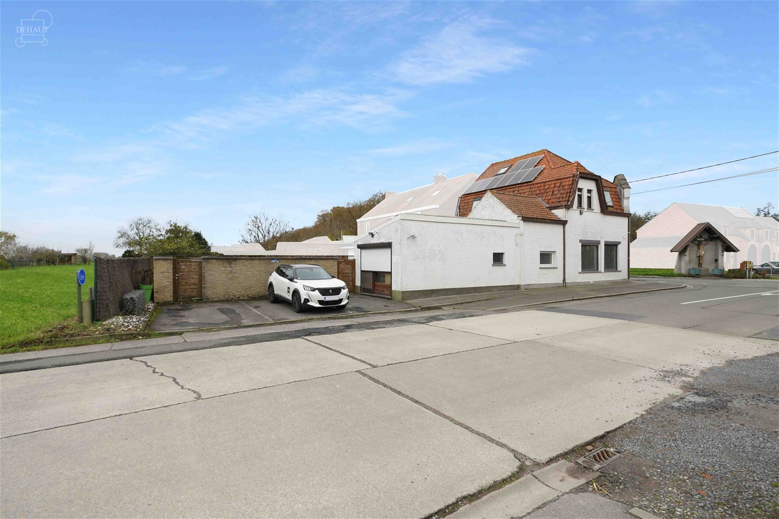 Jolie maison 3 façades se composant d'un hall d'entrée desservant un bel espace de vie, une cuisine équipée,  un cellier, une salle de bain avec b...