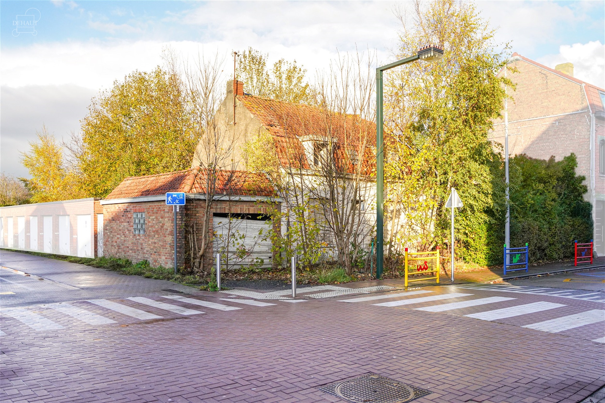 Ensemble immobilier composé d'une habitation sinistrée destinée à la démolition (vendue pour le terrain avec possibilité de reconstruire une mai...