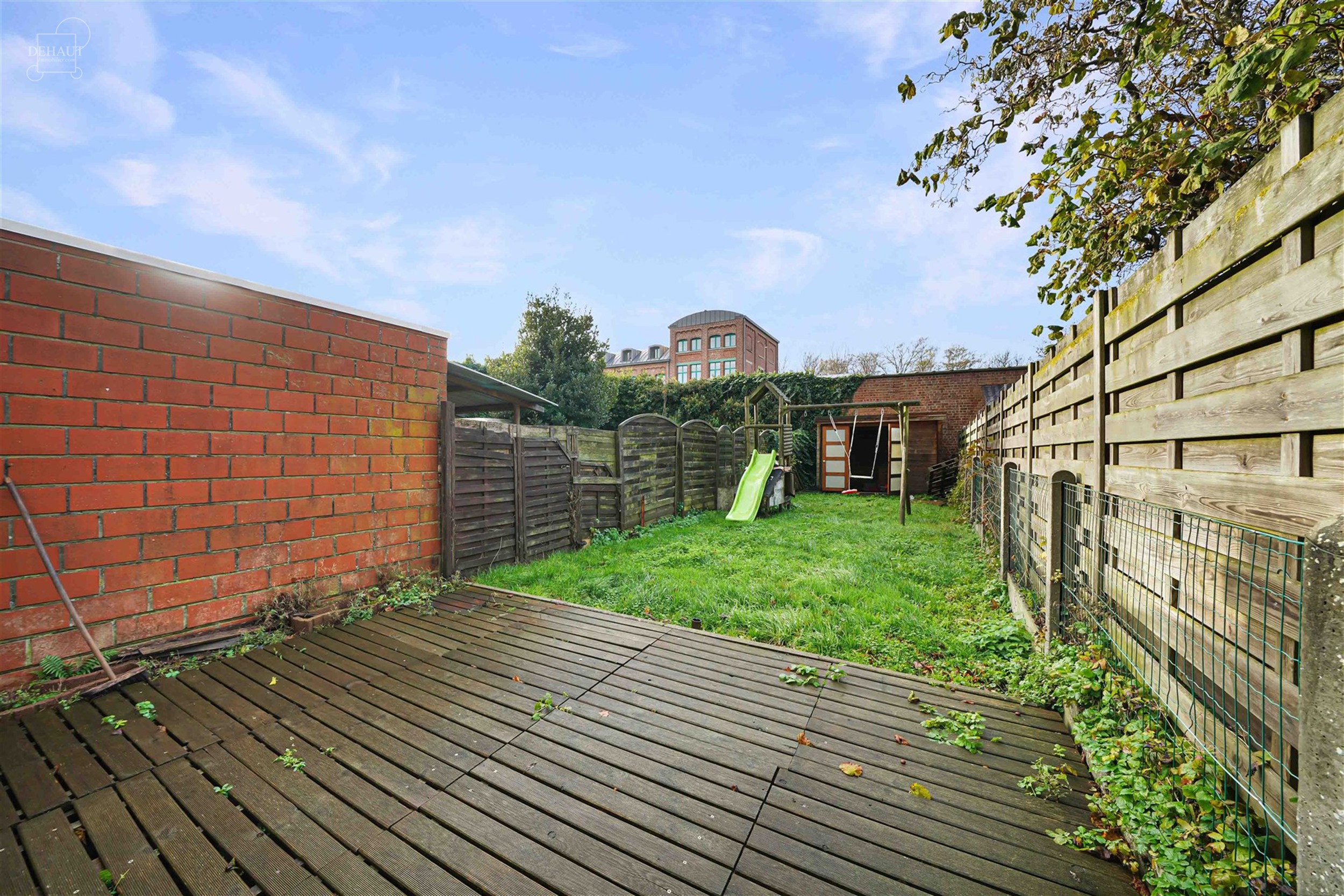 Jolie maison de ville 3 chambres très bien située. Composée d'un hall d'entrée desservant un salon/séjour d'env. 29.30m², une cuisine et un WC i...