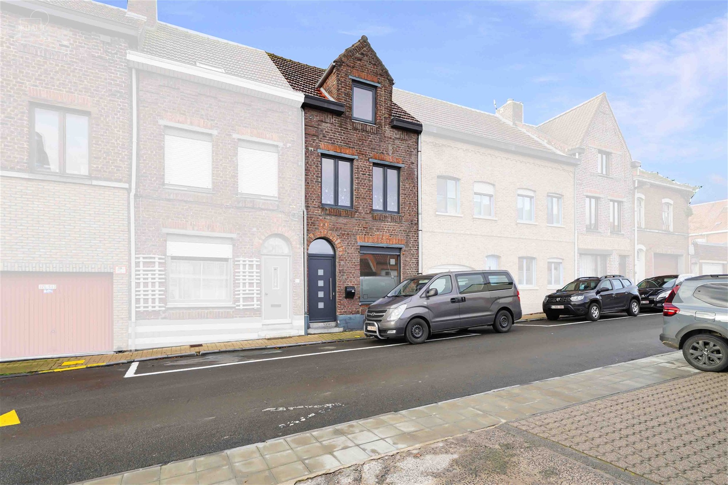 Jolie maison de ville 3 chambres très bien située. Composée d'un hall d'entrée desservant un salon/séjour d'env. 29.30m², une cuisine et un WC i...