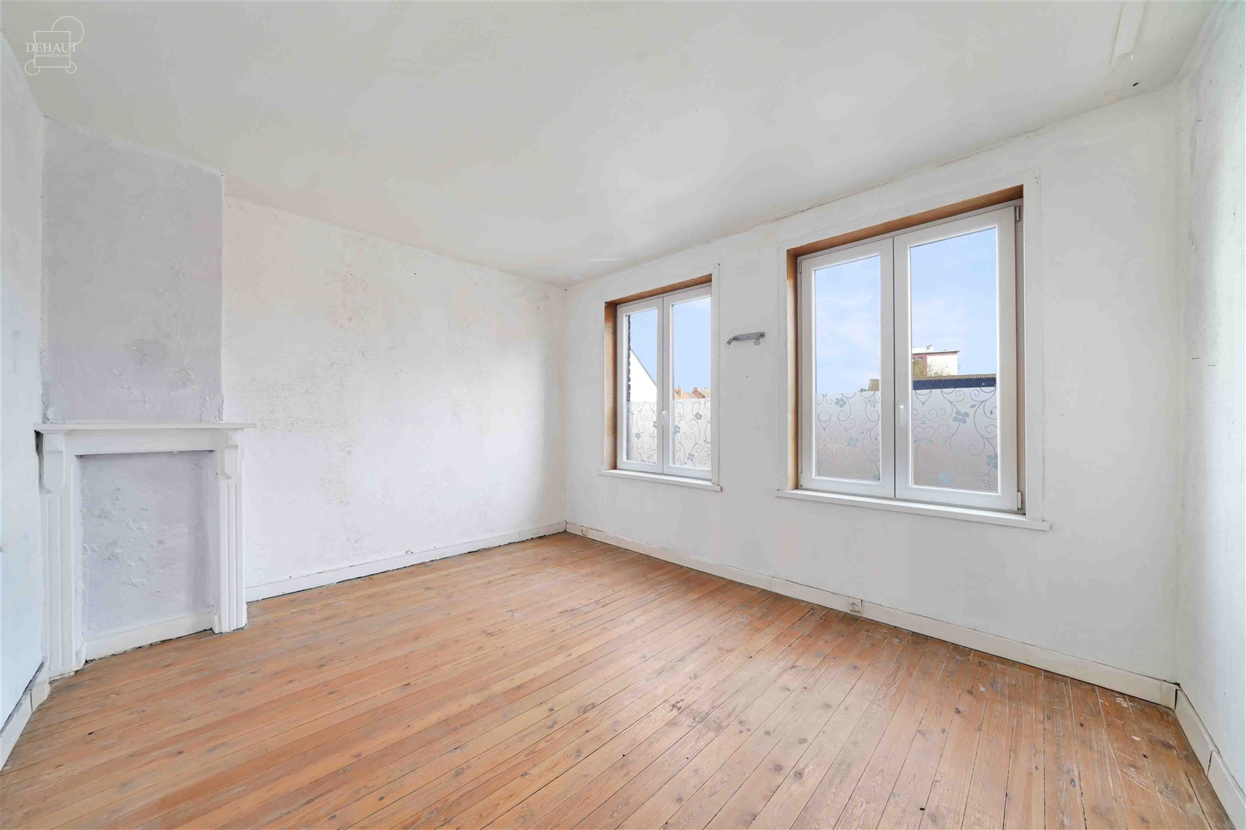 Jolie maison de ville 3 chambres très bien située. Composée d'un hall d'entrée desservant un salon/séjour d'env. 29.30m², une cuisine et un WC i...