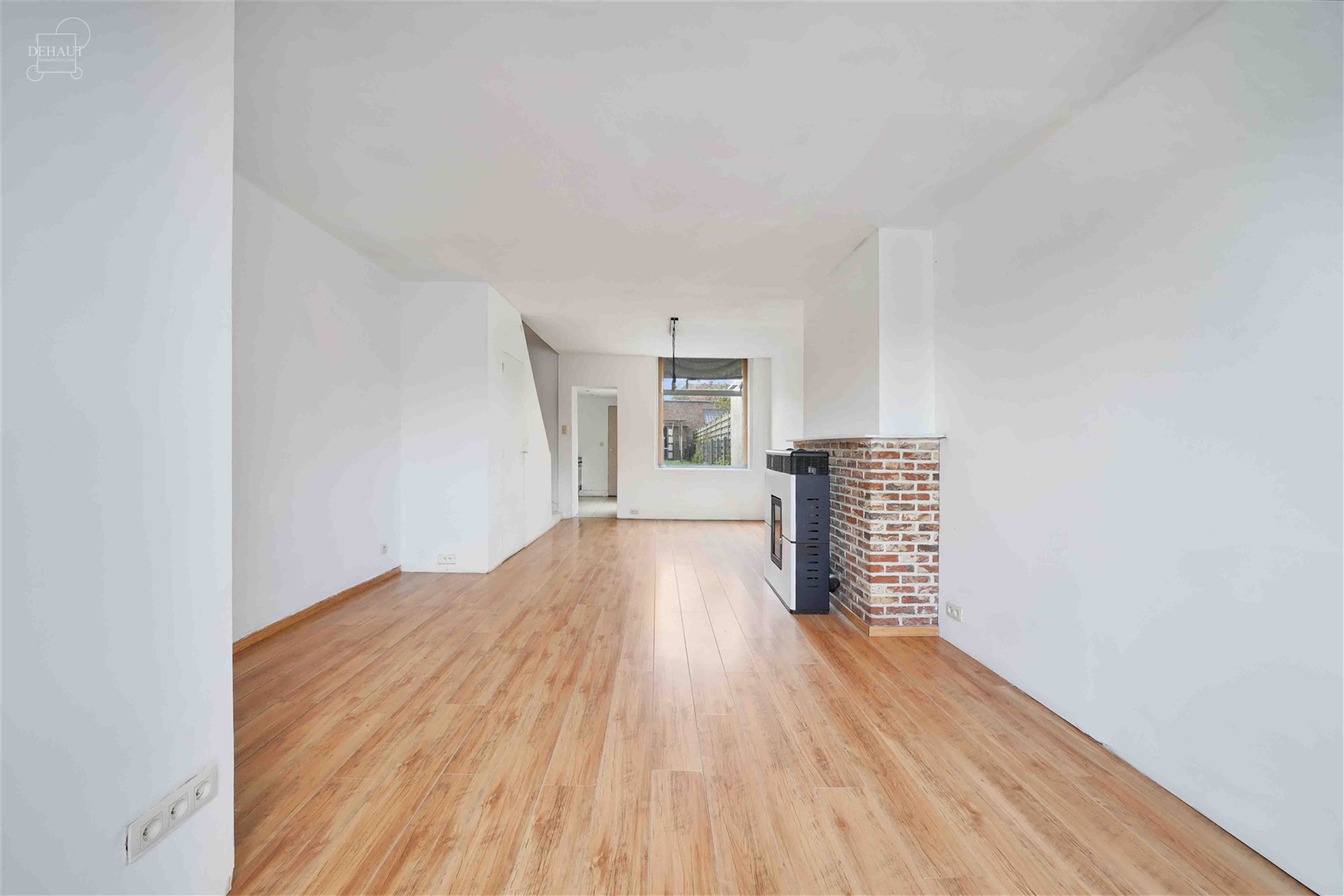 Jolie maison de ville 3 chambres très bien située. Composée d'un hall d'entrée desservant un salon/séjour d'env. 29.30m², une cuisine et un WC i...