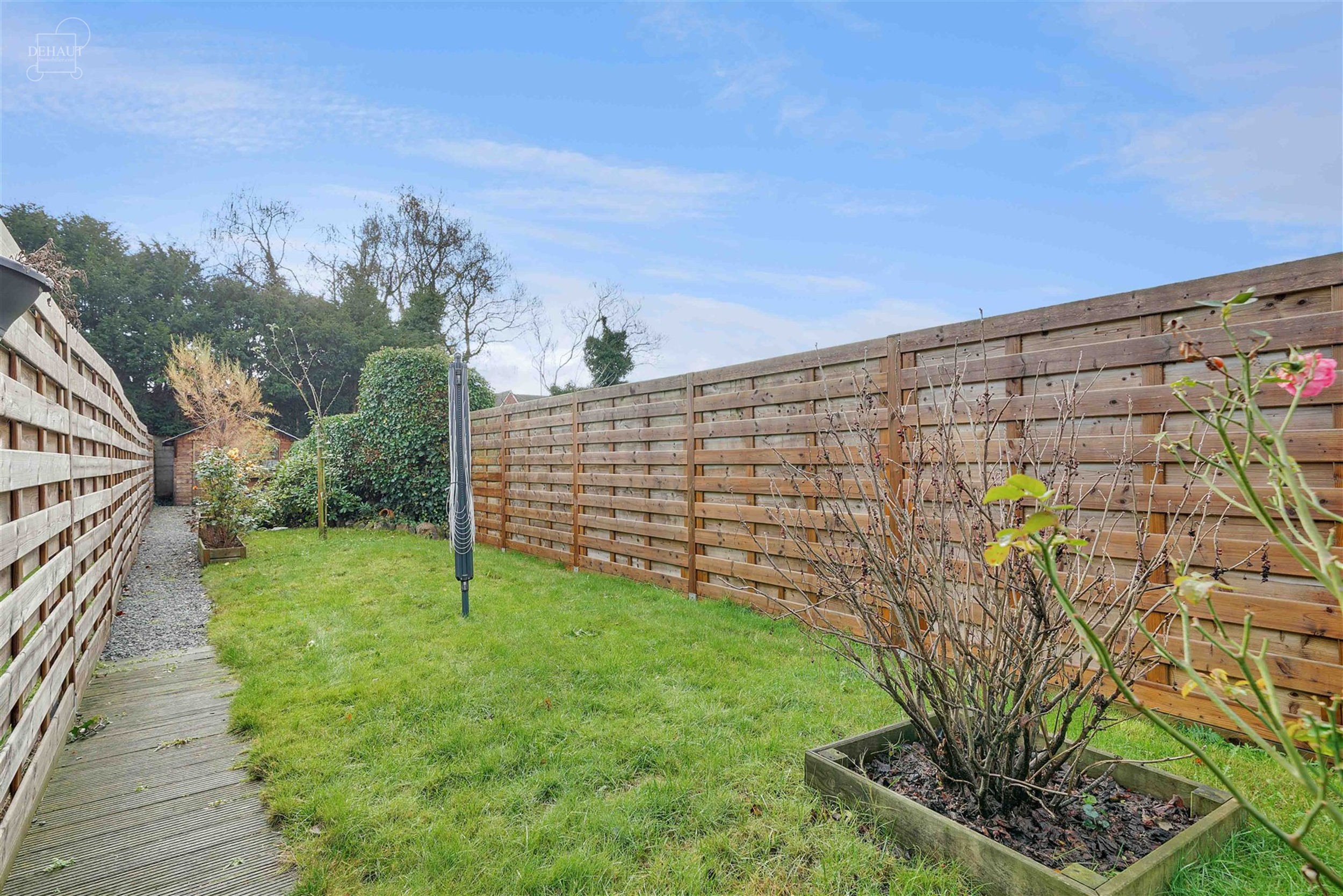 Maison avec jardin située dans le centre de WERVIK, à proximité de toutes commodités. Hall d'entrée, séjour, cuisine équipée, salle de bain, 2...