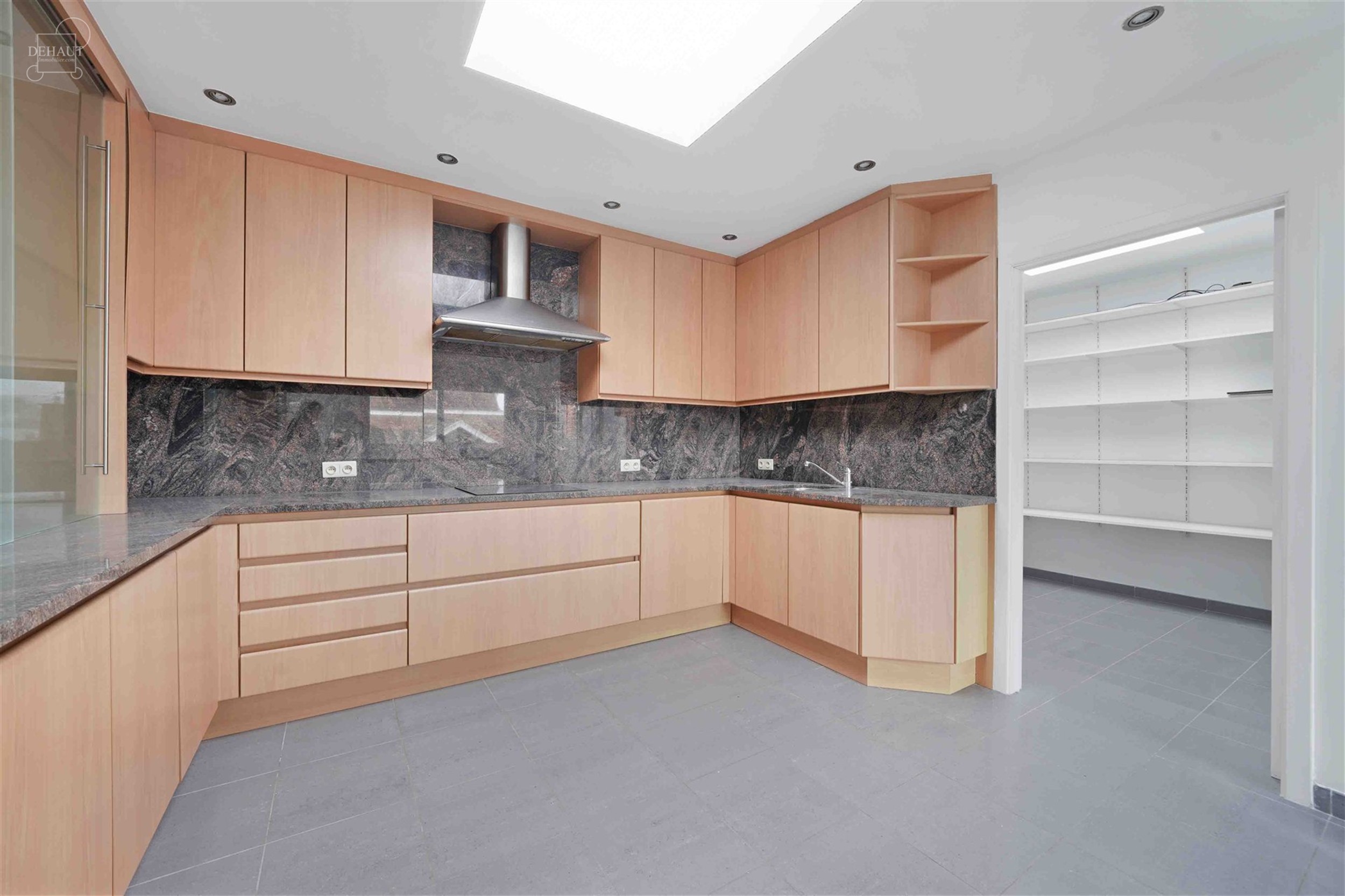 Superbe appartement d'env. 179 m² situé à PLOEGSTEERT offrant confort et modernité !! Cet appartement propose un vaste et lumineux séjour d'env. ...