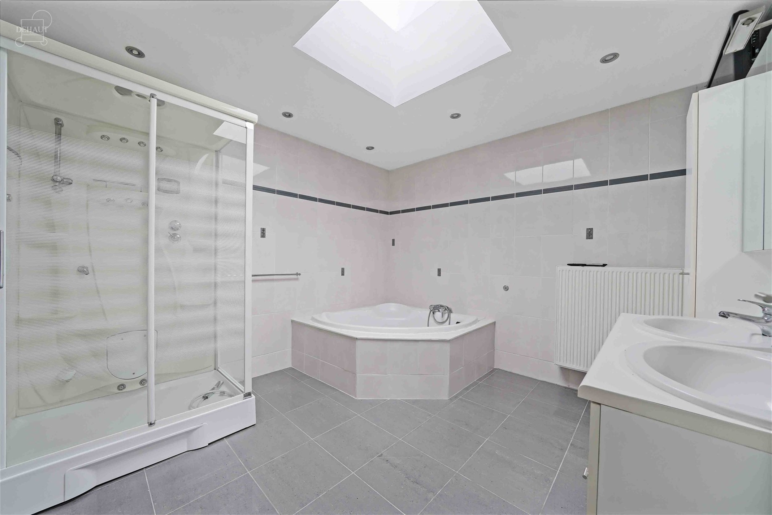 Superbe appartement d'env. 179 m² situé à PLOEGSTEERT offrant confort et modernité !! Cet appartement propose un vaste et lumineux séjour d'env. ...