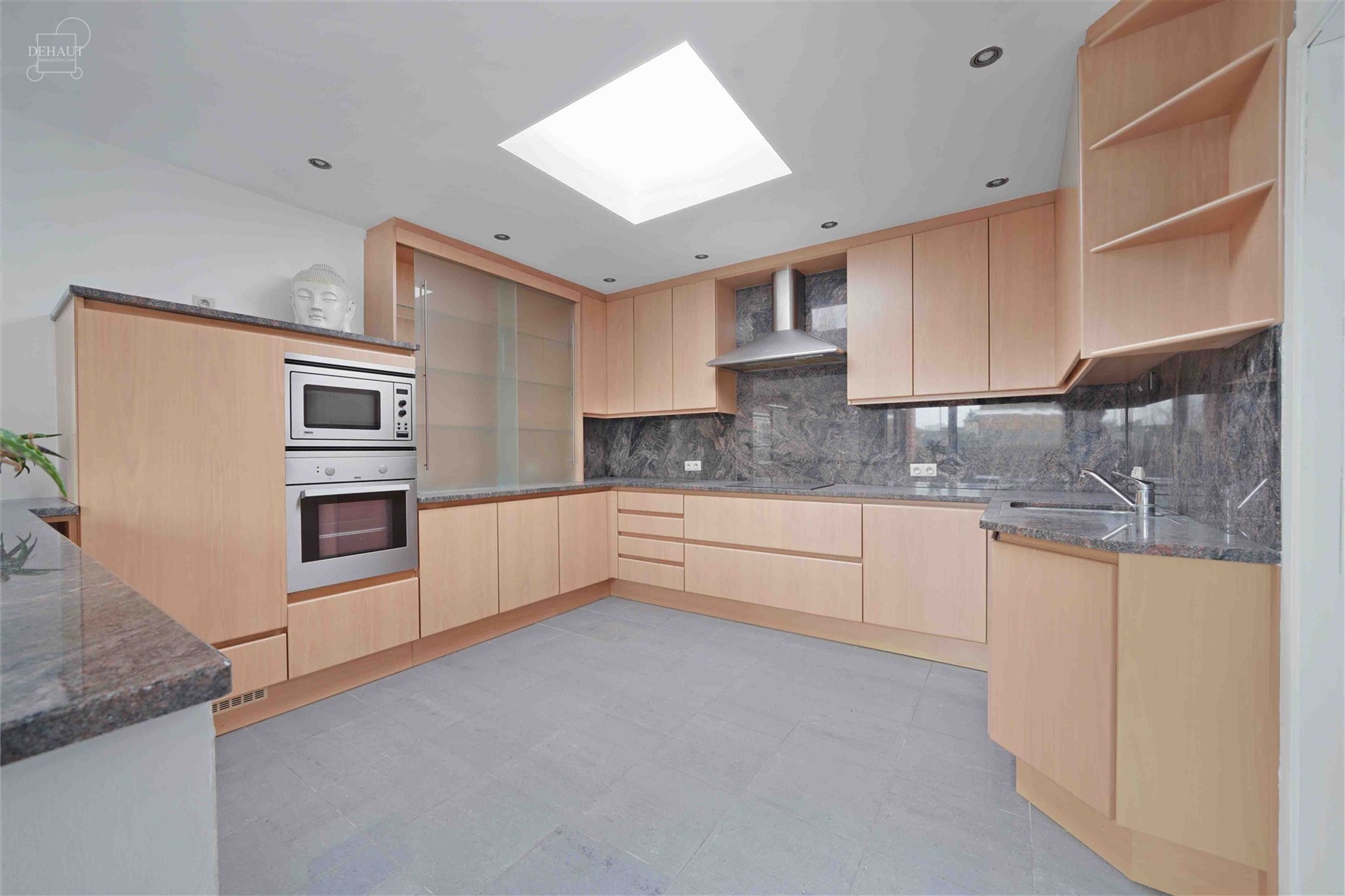 Superbe appartement d'env. 179 m² situé à PLOEGSTEERT offrant confort et modernité !! Cet appartement propose un vaste et lumineux séjour d'env. ...