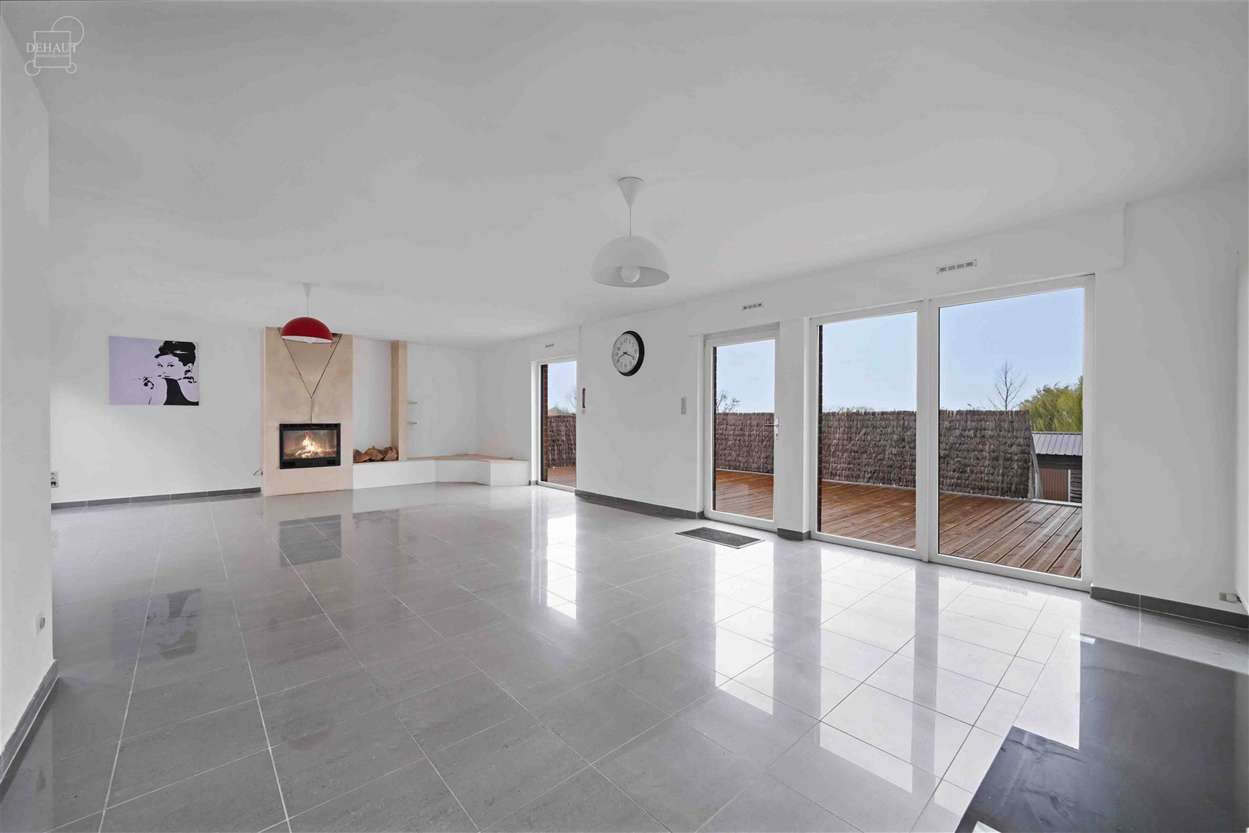 Superbe appartement d'env. 179 m² situé à PLOEGSTEERT offrant confort et modernité !! Cet appartement propose un vaste et lumineux séjour d'env. ...