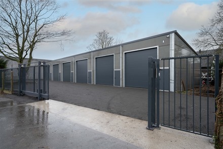 Deux garages disponibles à la location. Accessible par l'entrée de la rue d'Hollebeke, 12A à 7781 HOUTHEM sur une parcelle sécurisée par un porta...