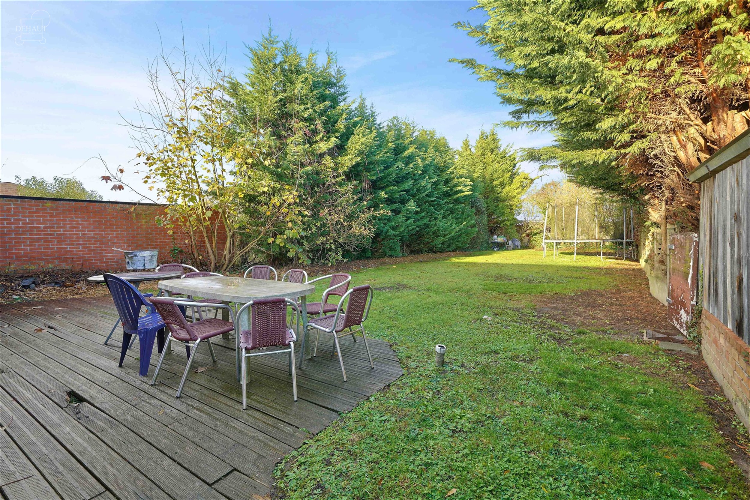 Spacieux semi plain-pied individuel composé d'un vaste espace de vie d'env. 50m² ouvert sur cuisine équipée, un salon, une salle de bain avec baig...