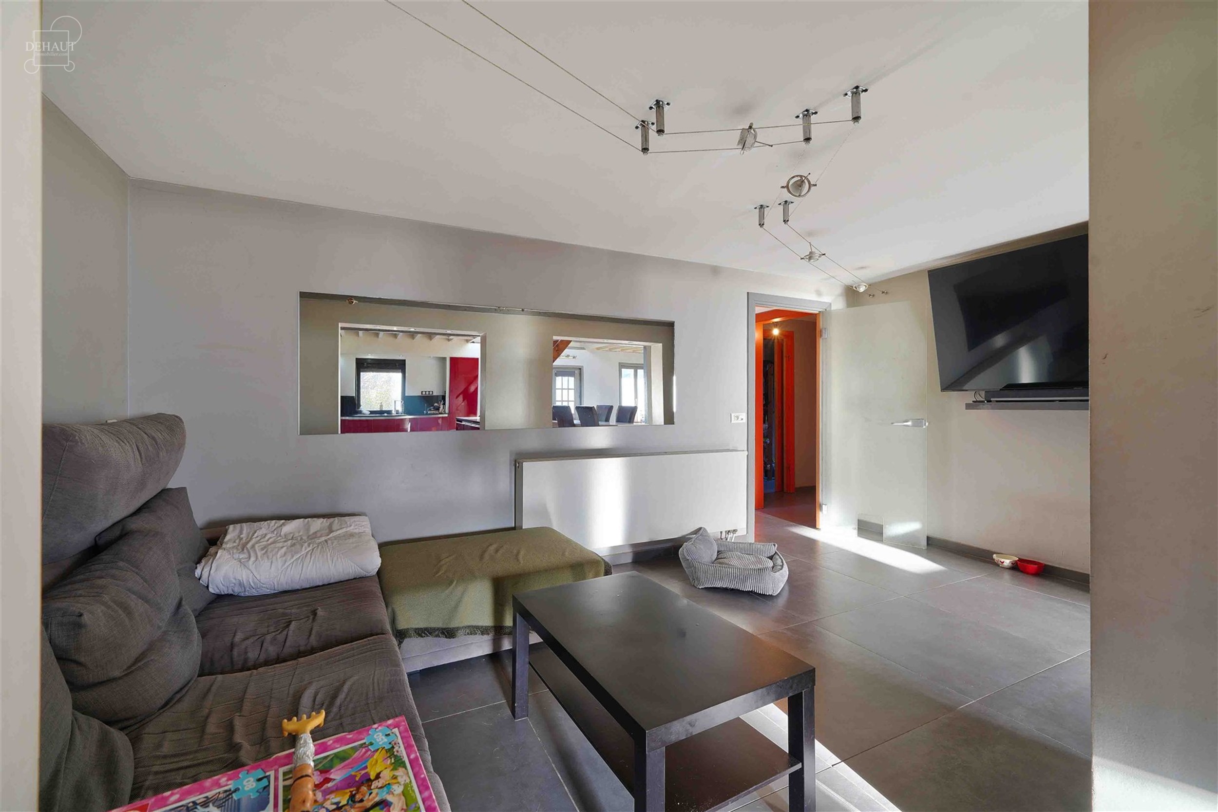 Spacieux semi plain-pied individuel composé d'un vaste espace de vie d'env. 50m² ouvert sur cuisine équipée, un salon, une salle de bain avec baig...