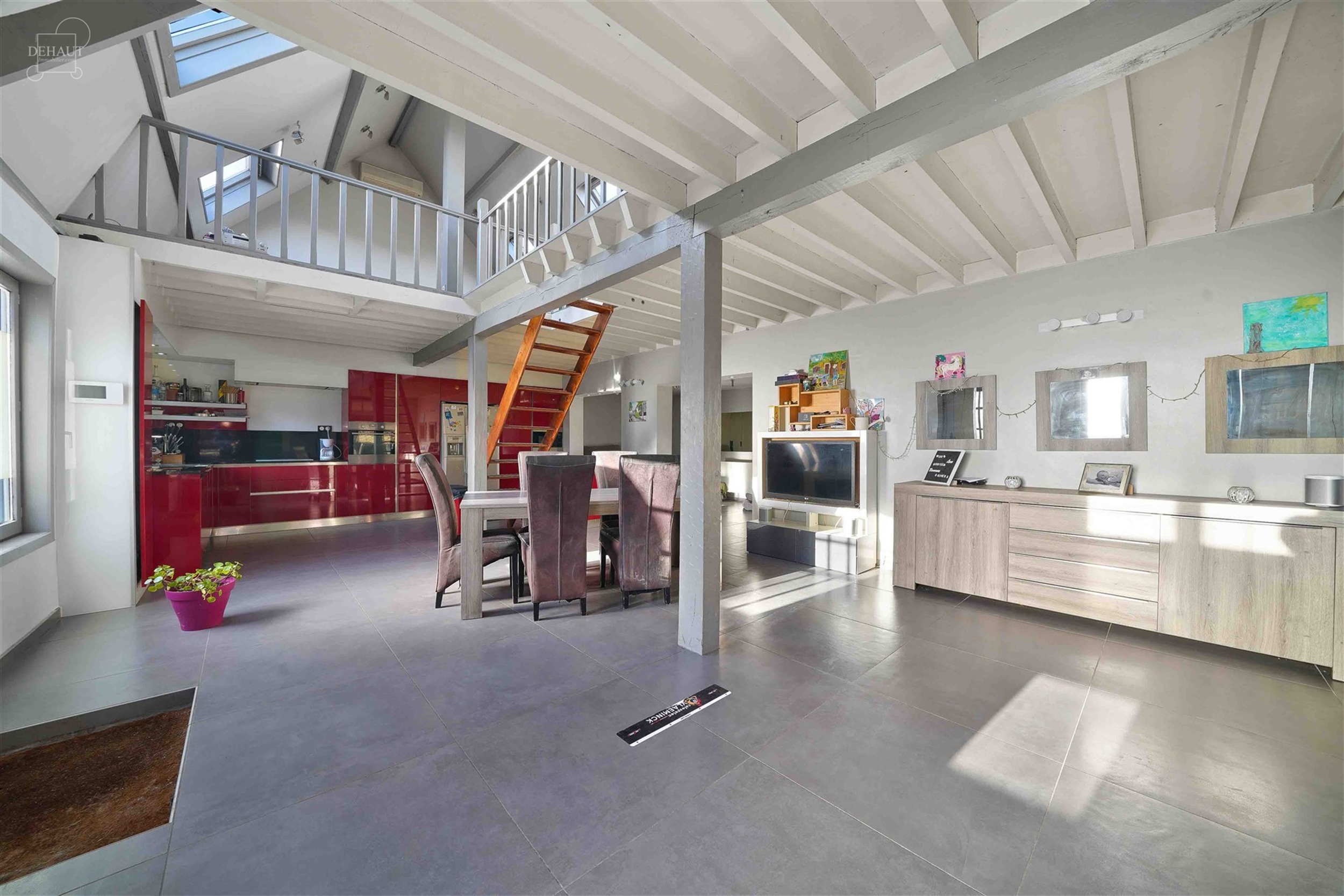 Spacieux semi plain-pied individuel composé d'un vaste espace de vie d'env. 50m² ouvert sur cuisine équipée, un salon, une salle de bain avec baig...