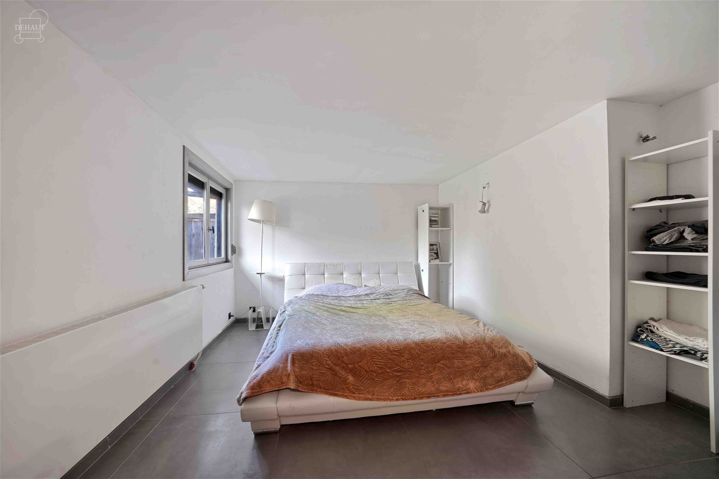 Spacieux semi plain-pied individuel composé d'un vaste espace de vie d'env. 50m² ouvert sur cuisine équipée, un salon, une salle de bain avec baig...