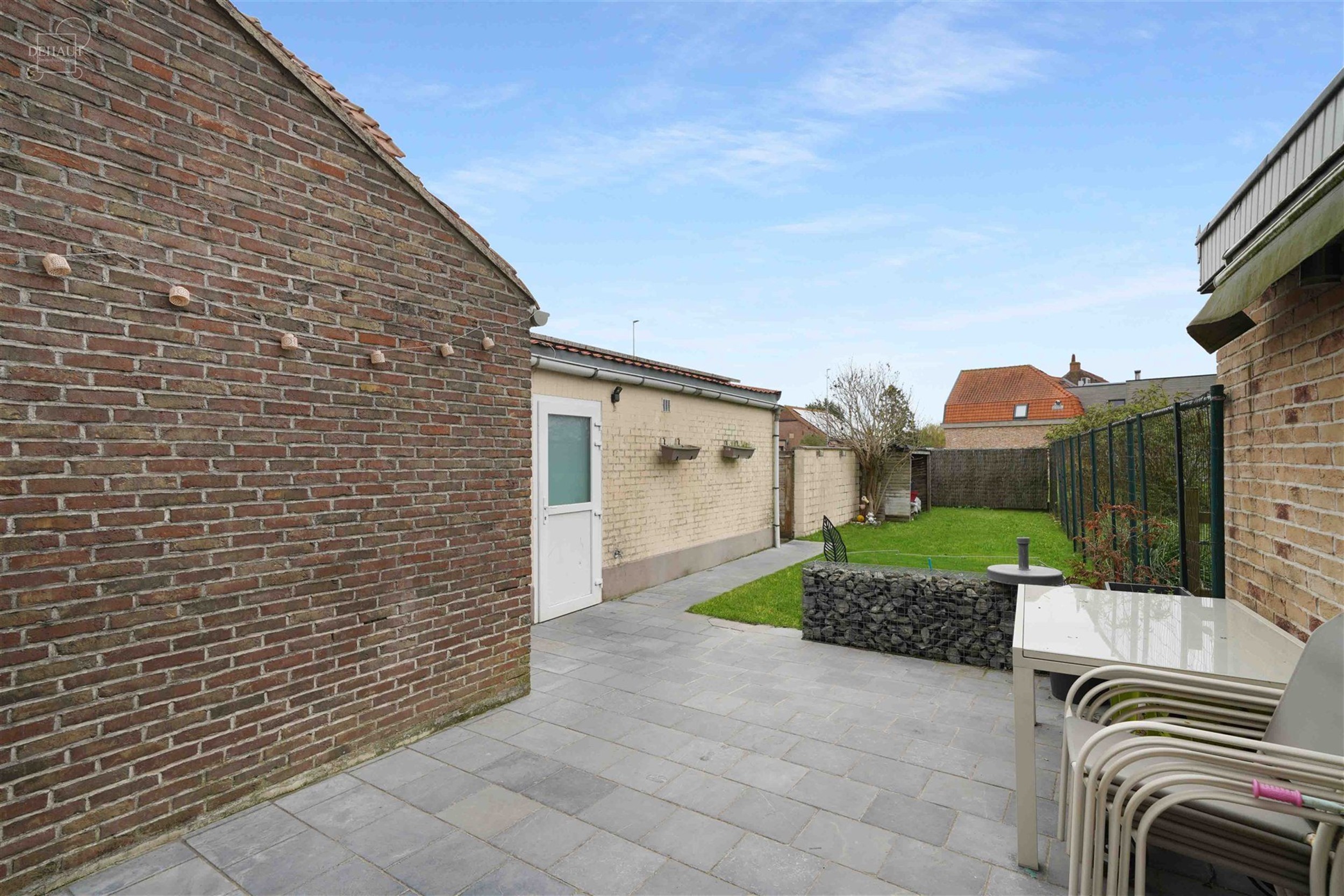 Jolie maison 3 façades se composant d'un hall d'entrée desservant un bel espace de vie, une cuisine équipée,  un cellier, une salle de bain avec b...