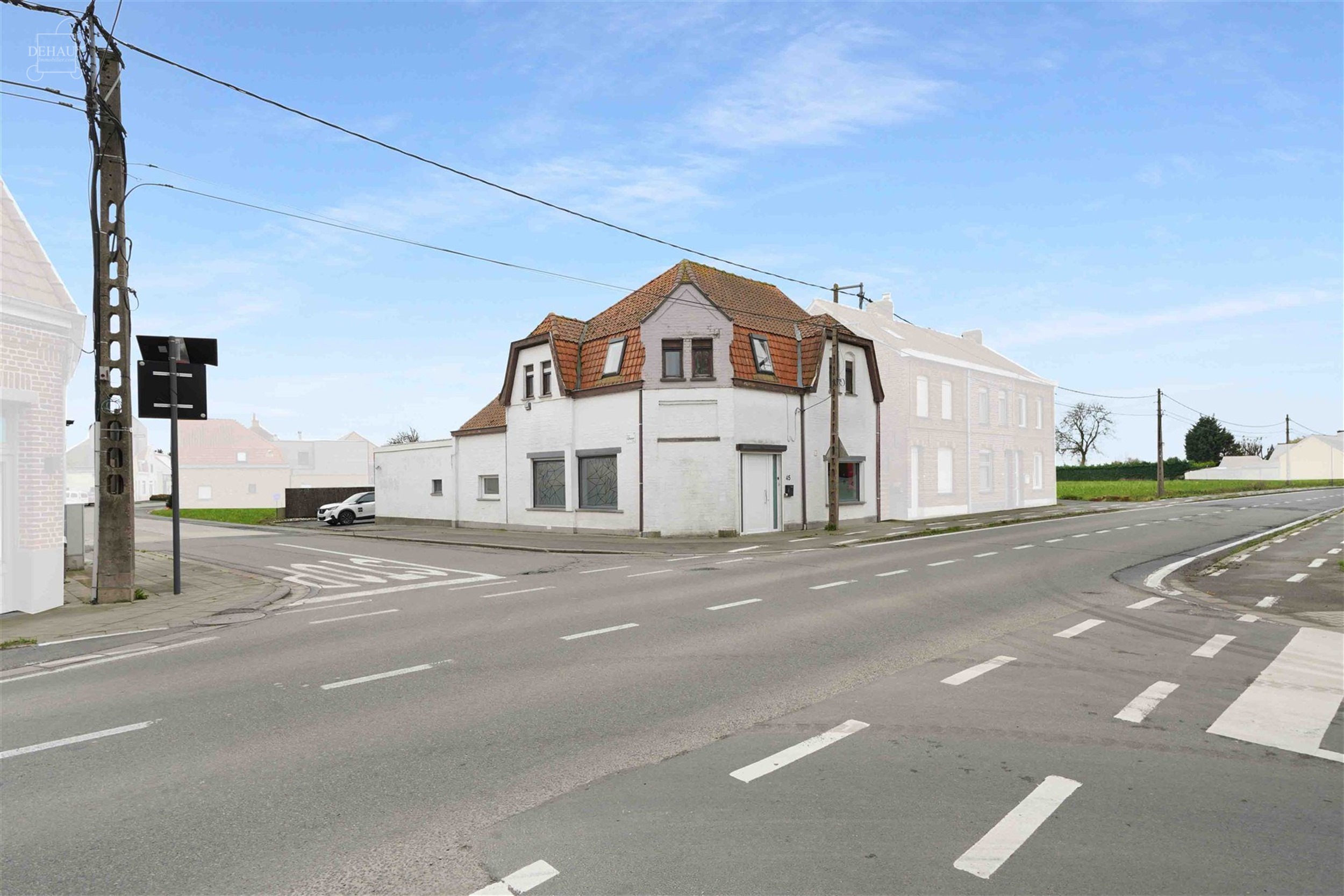 Jolie maison 3 façades se composant d'un hall d'entrée desservant un bel espace de vie, une cuisine équipée,  un cellier, une salle de bain avec b...