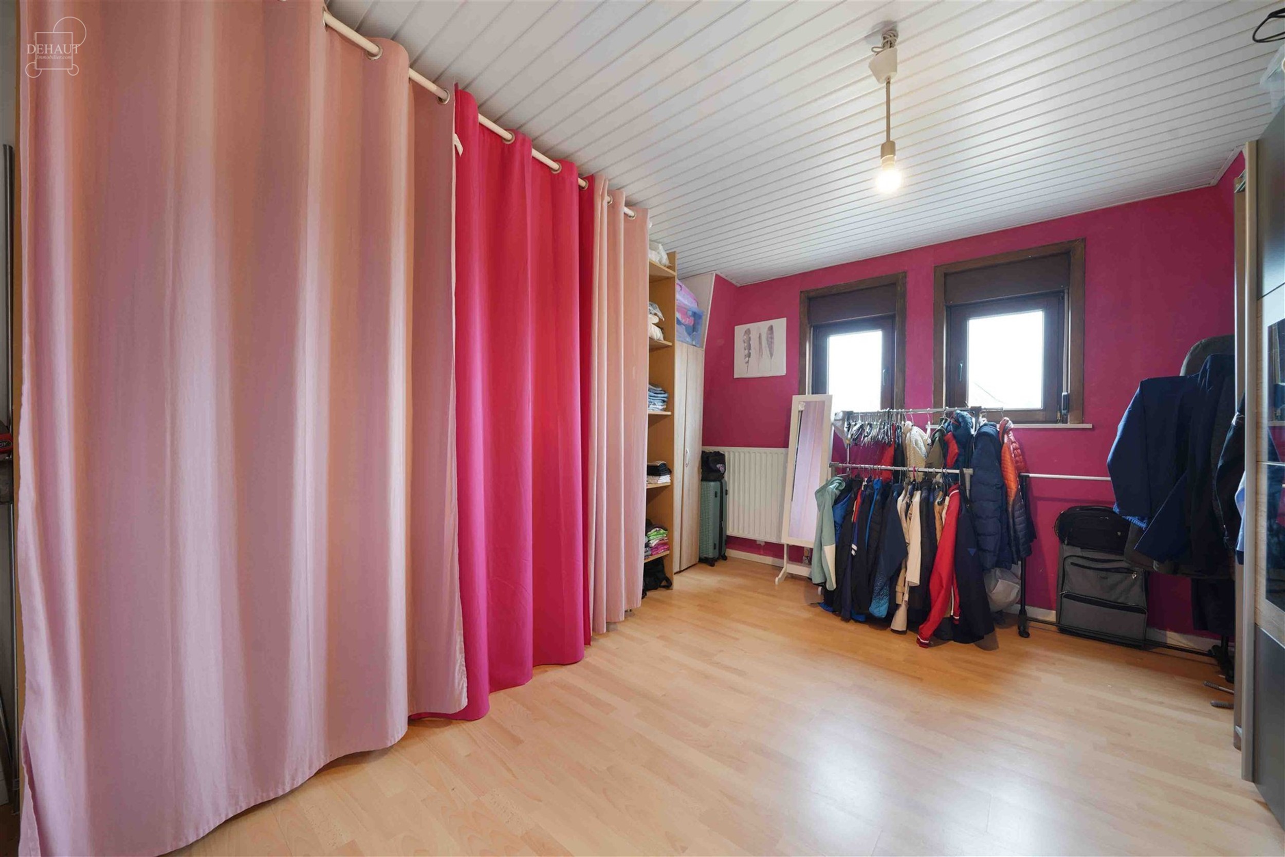 Jolie maison 3 façades se composant d'un hall d'entrée desservant un bel espace de vie, une cuisine équipée,  un cellier, une salle de bain avec b...