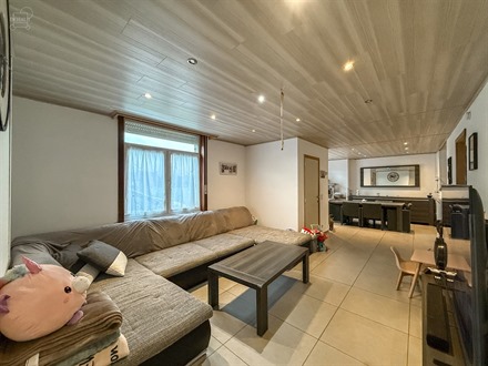 Jolie maison 3 chambres et jardin, située au calme en campagne de Comines. Propose un hall d'entrée desservant un espace de vie ouvert sur cuisine s...