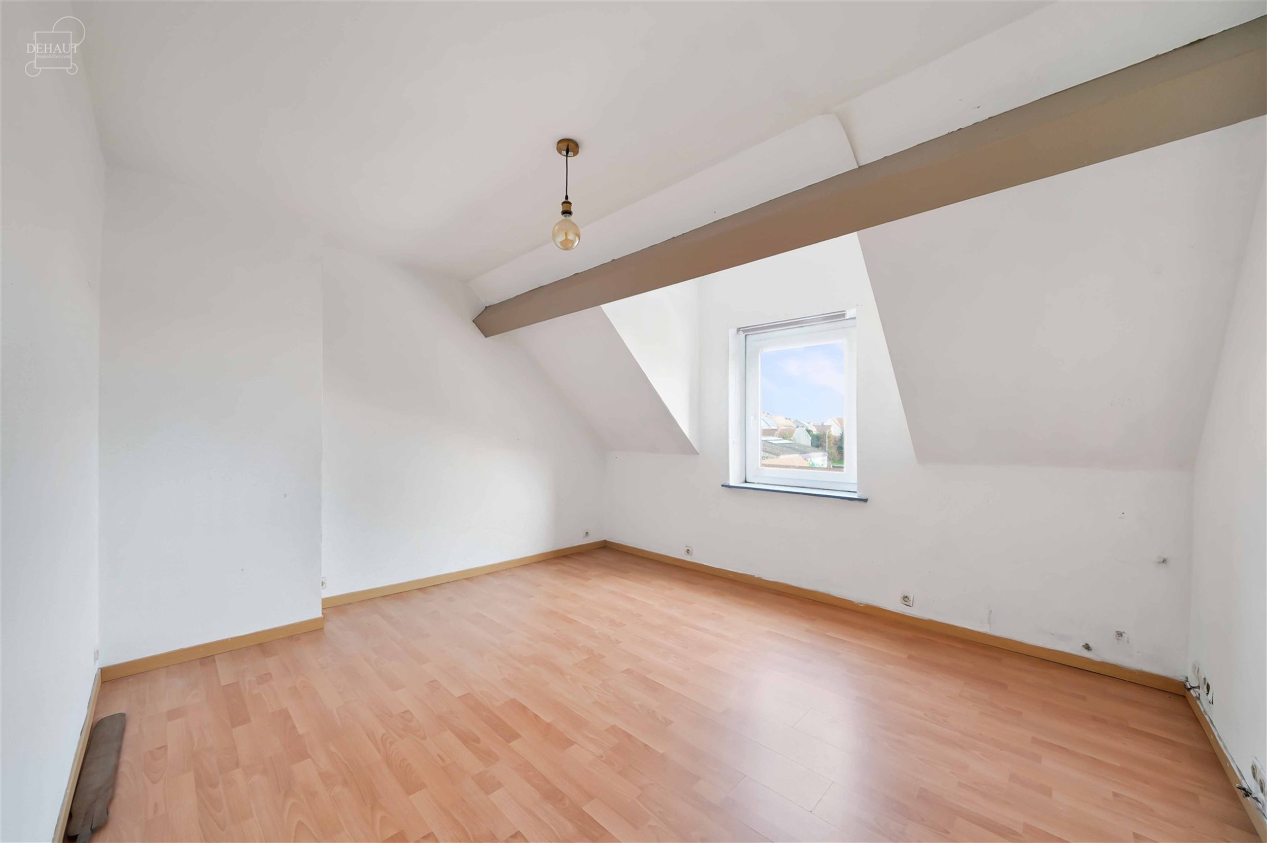 Jolie maison de ville 3 chambres très bien située. Composée d'un hall d'entrée desservant un salon/séjour d'env. 29.30m², une cuisine et un WC i...