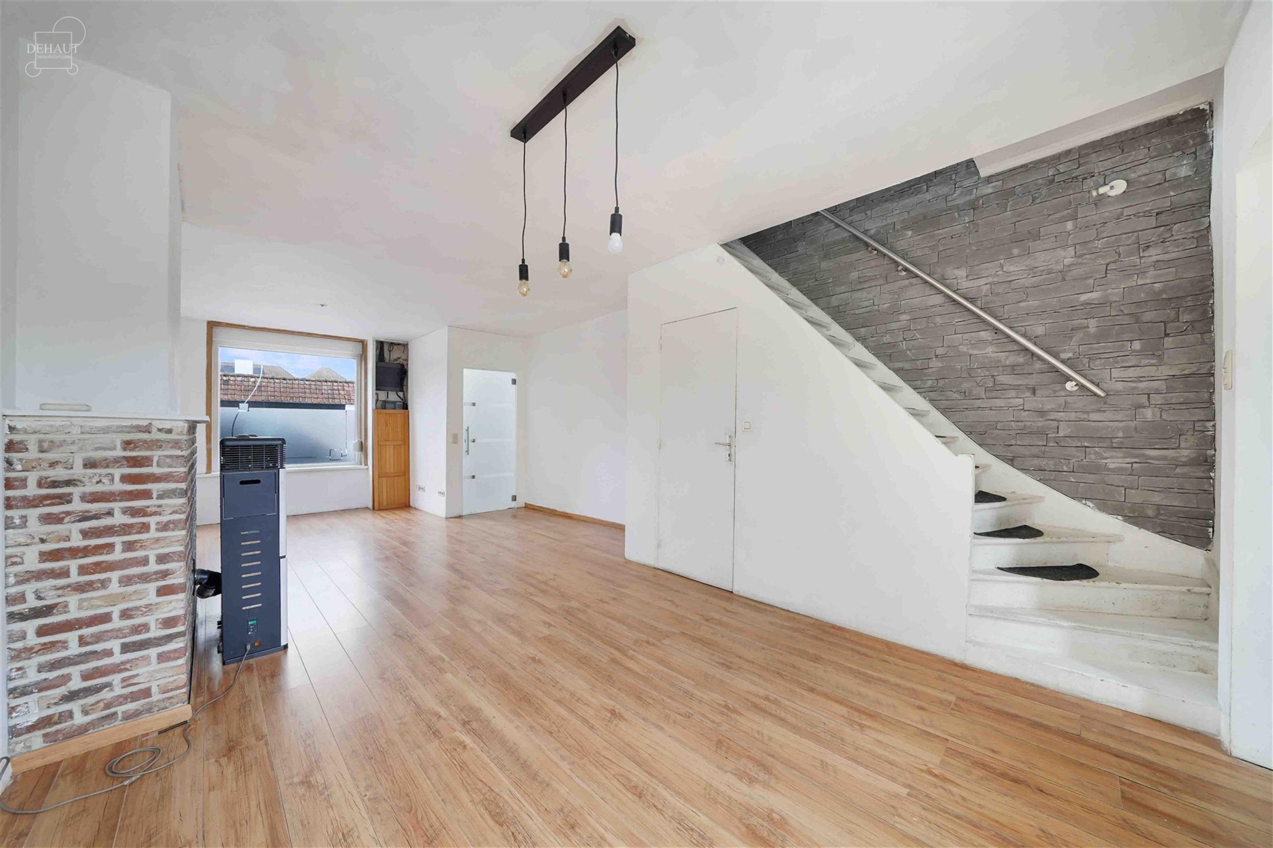 Jolie maison de ville 3 chambres très bien située. Composée d'un hall d'entrée desservant un salon/séjour d'env. 29.30m², une cuisine et un WC i...