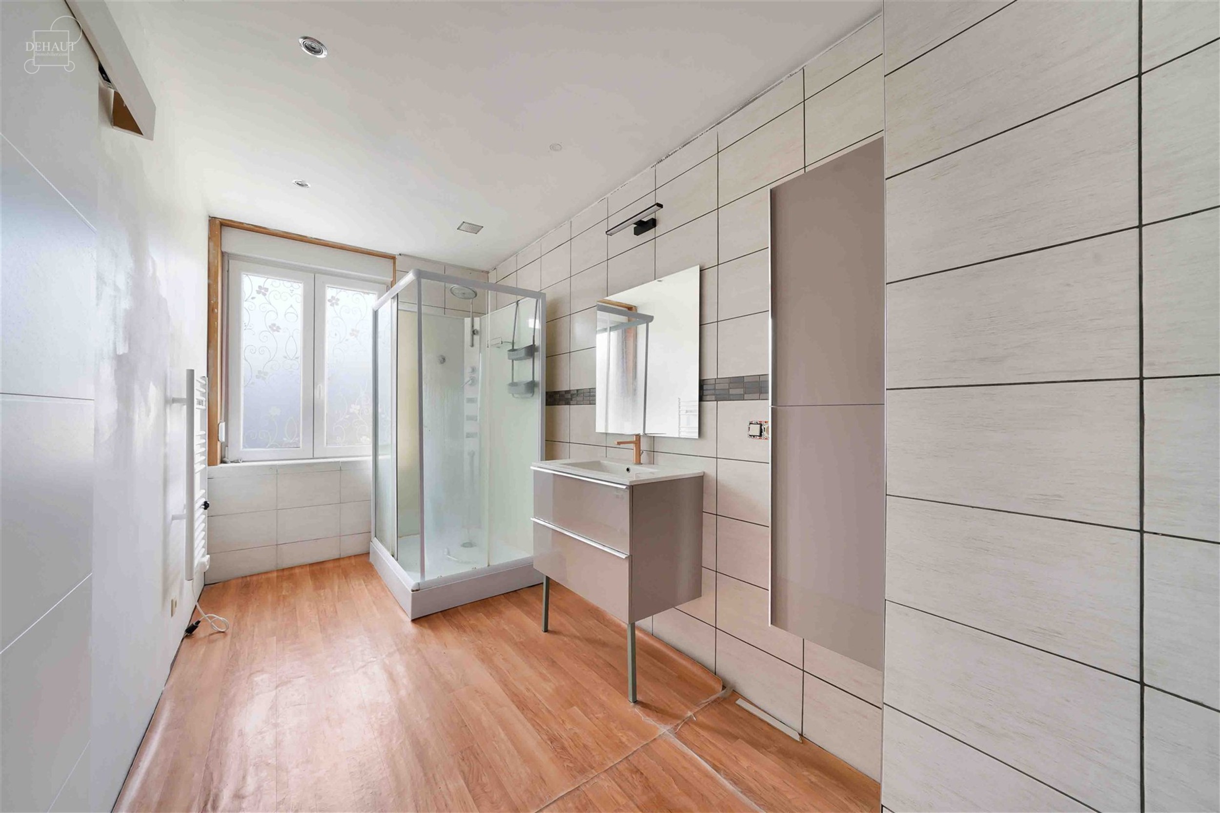 Jolie maison de ville 3 chambres très bien située. Composée d'un hall d'entrée desservant un salon/séjour d'env. 29.30m², une cuisine et un WC i...