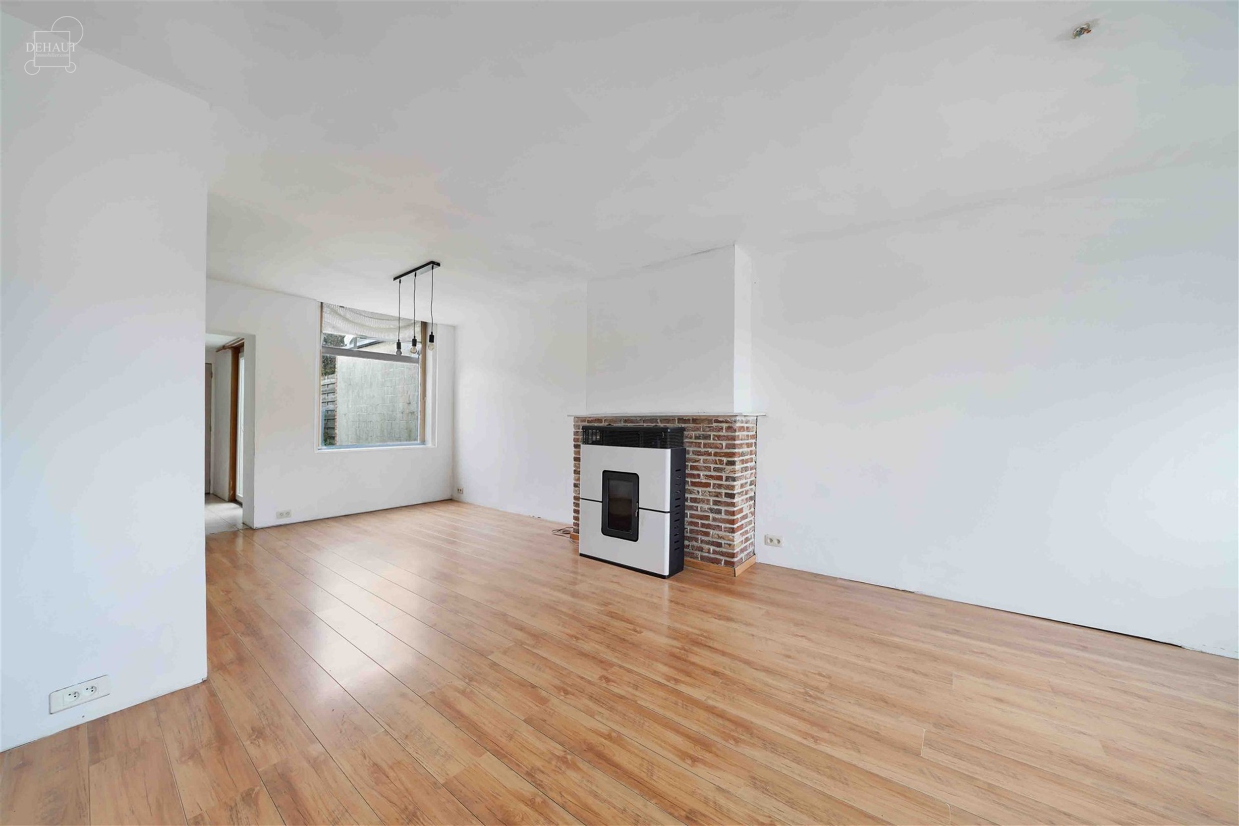 Jolie maison de ville 3 chambres très bien située. Composée d'un hall d'entrée desservant un salon/séjour d'env. 29.30m², une cuisine et un WC i...