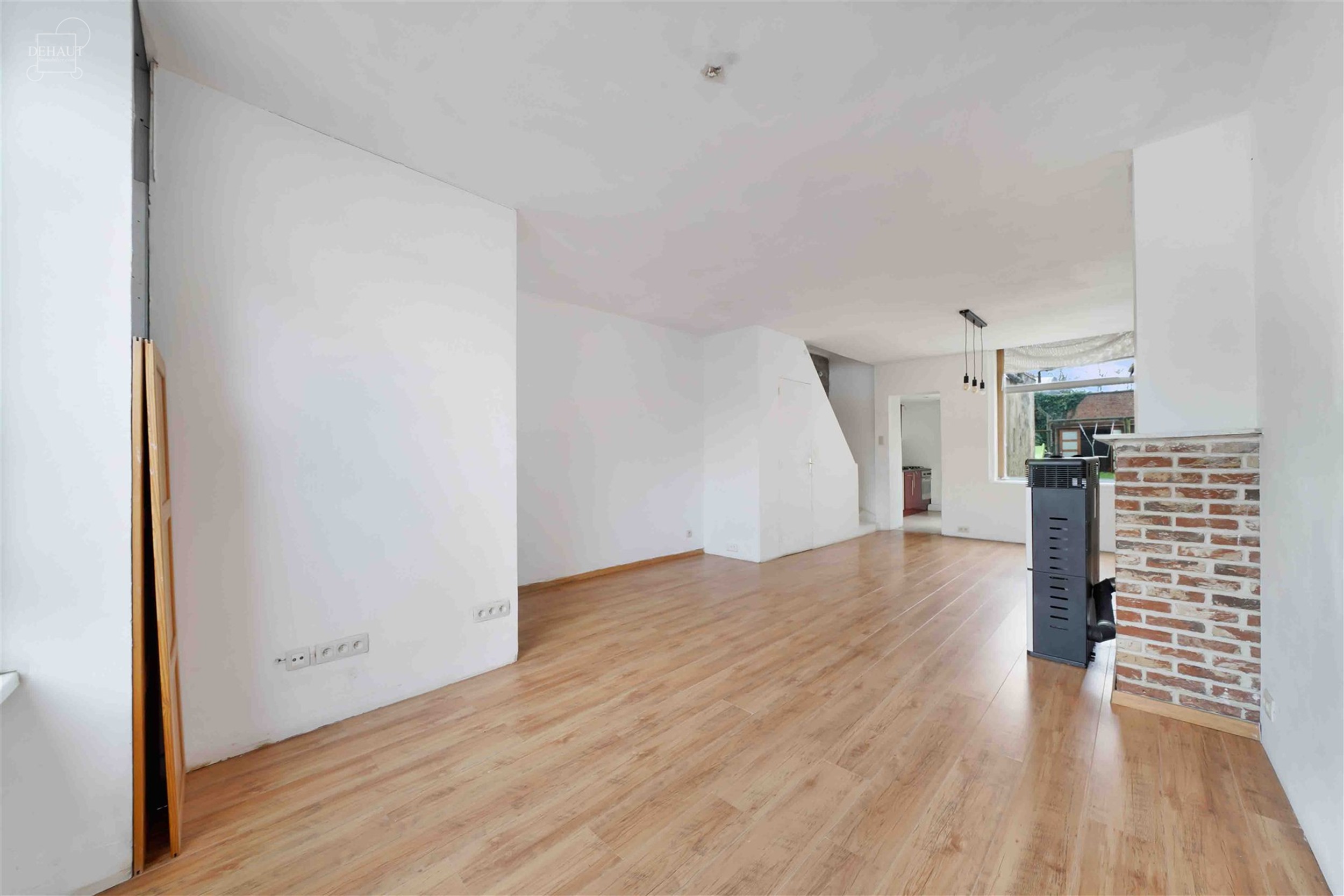 Jolie maison de ville 3 chambres très bien située. Composée d'un hall d'entrée desservant un salon/séjour d'env. 29.30m², une cuisine et un WC i...