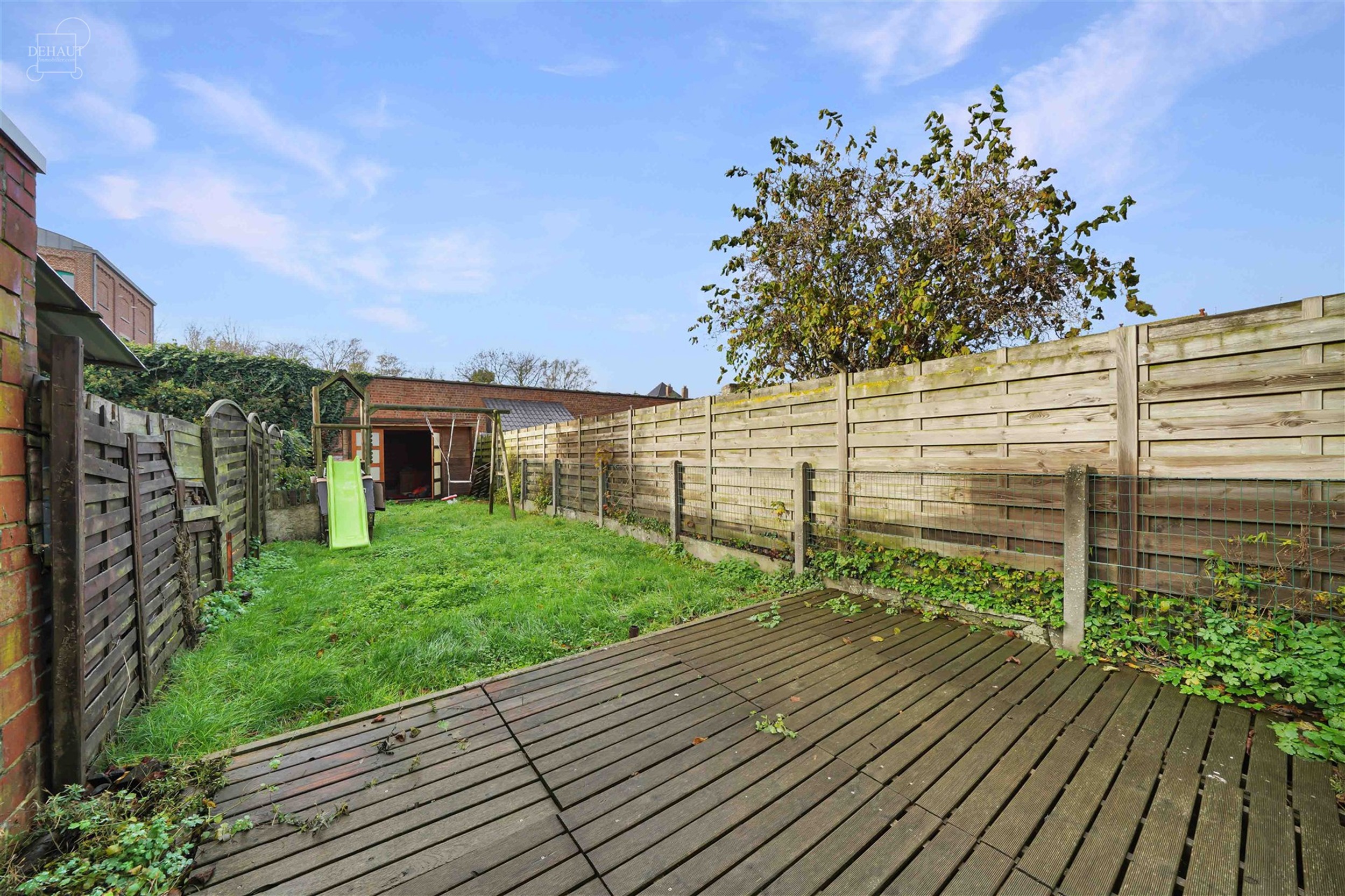 Jolie maison de ville 3 chambres très bien située. Composée d'un hall d'entrée desservant un salon/séjour d'env. 29.30m², une cuisine et un WC i...