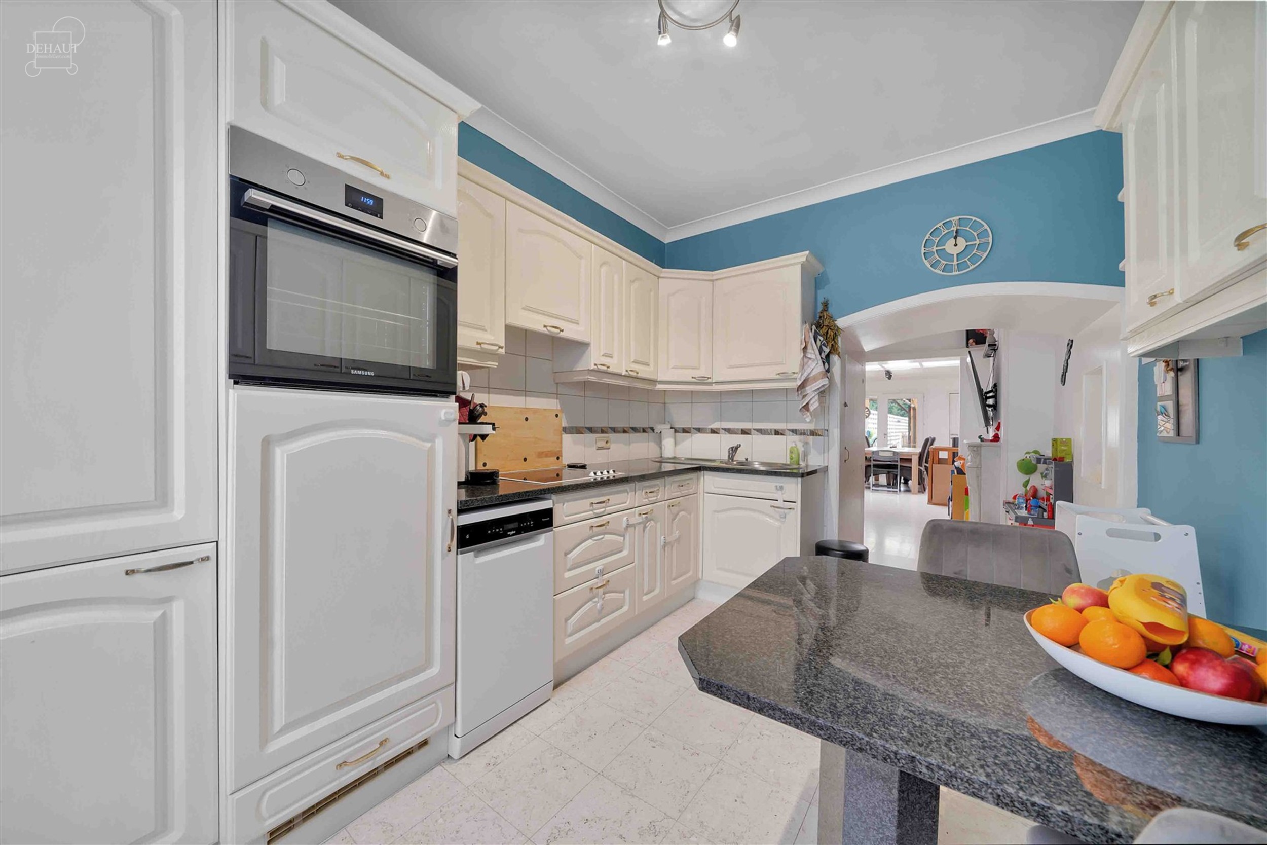 Maison avec jardin située dans le centre de WERVIK, à proximité de toutes commodités. Hall d'entrée, séjour, cuisine équipée, salle de bain, 2...