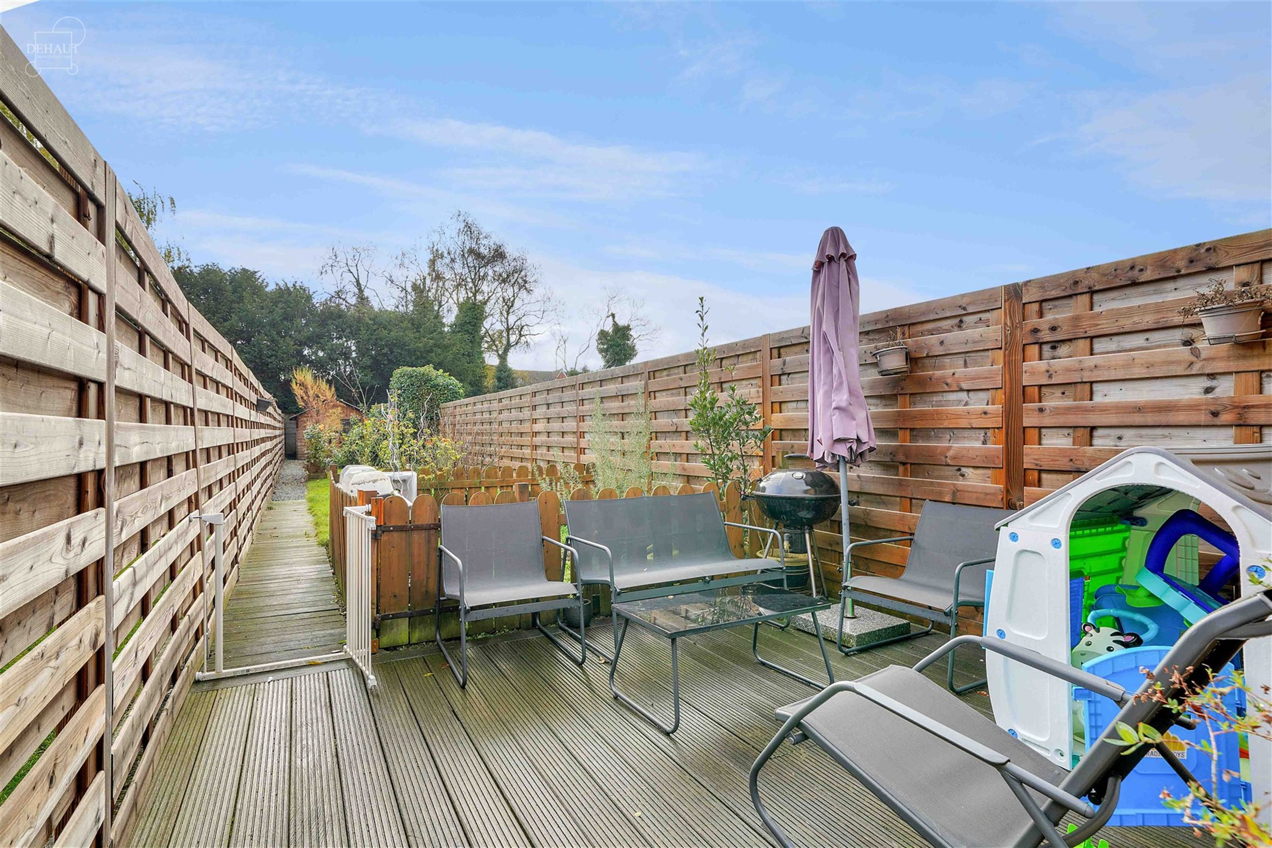 Maison avec jardin située dans le centre de WERVIK, à proximité de toutes commodités. Hall d'entrée, séjour, cuisine équipée, salle de bain, 2...