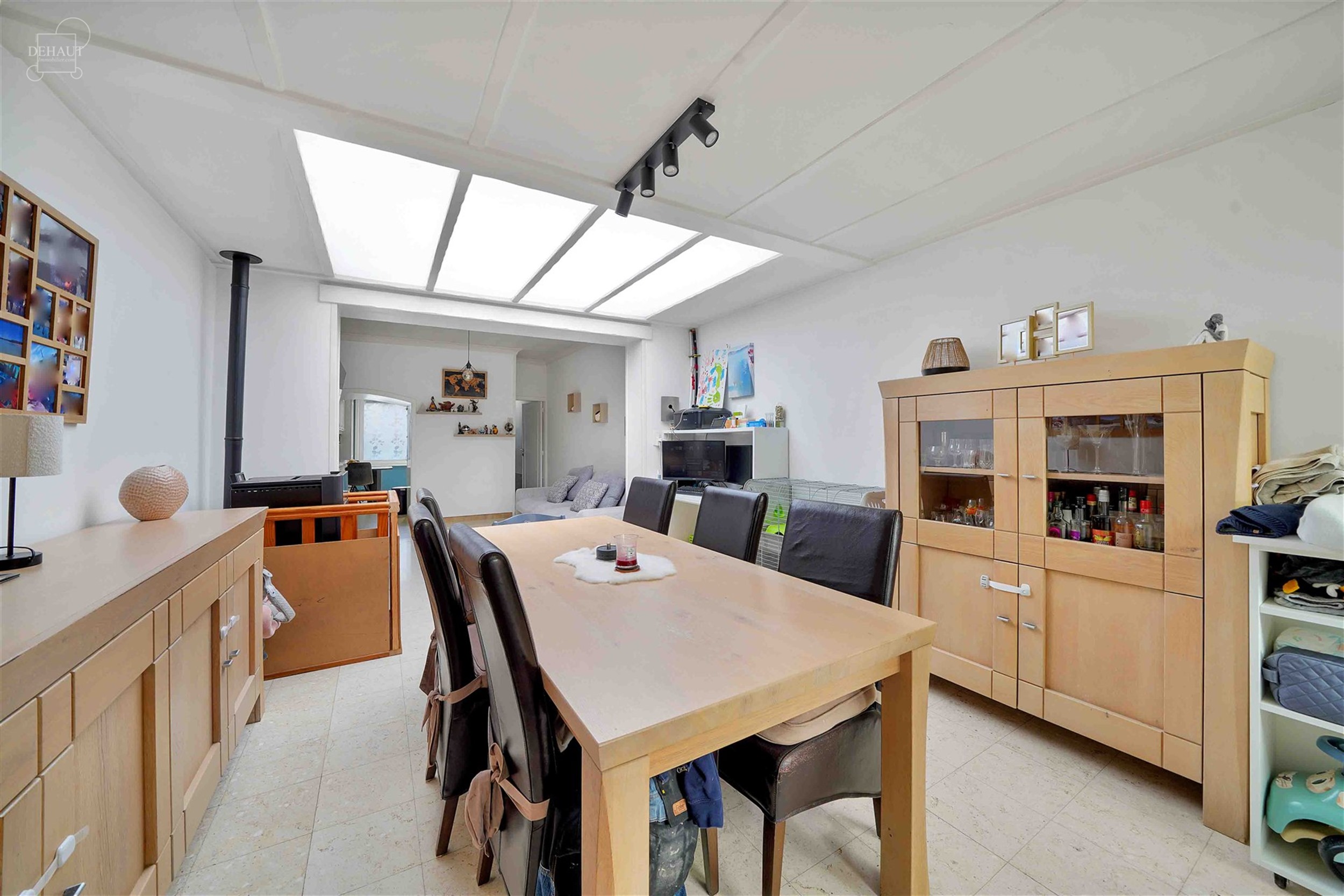 Maison avec jardin située dans le centre de WERVIK, à proximité de toutes commodités. Hall d'entrée, séjour, cuisine équipée, salle de bain, 2...